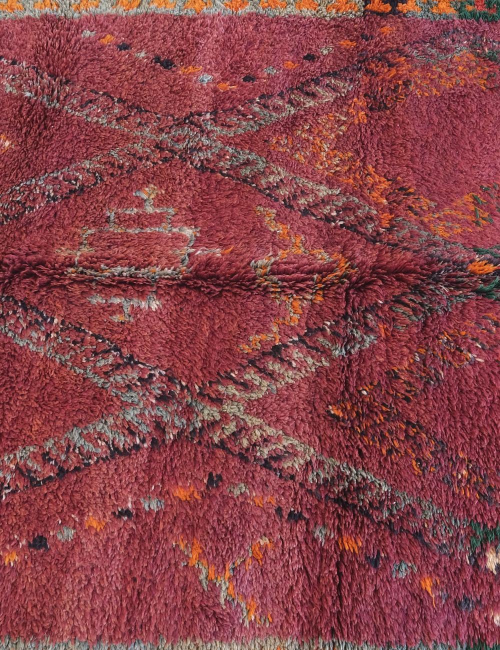 Metà XX secolo Tappeto da collezione marocchino d'epoca colorato in viola e rosso in vendita