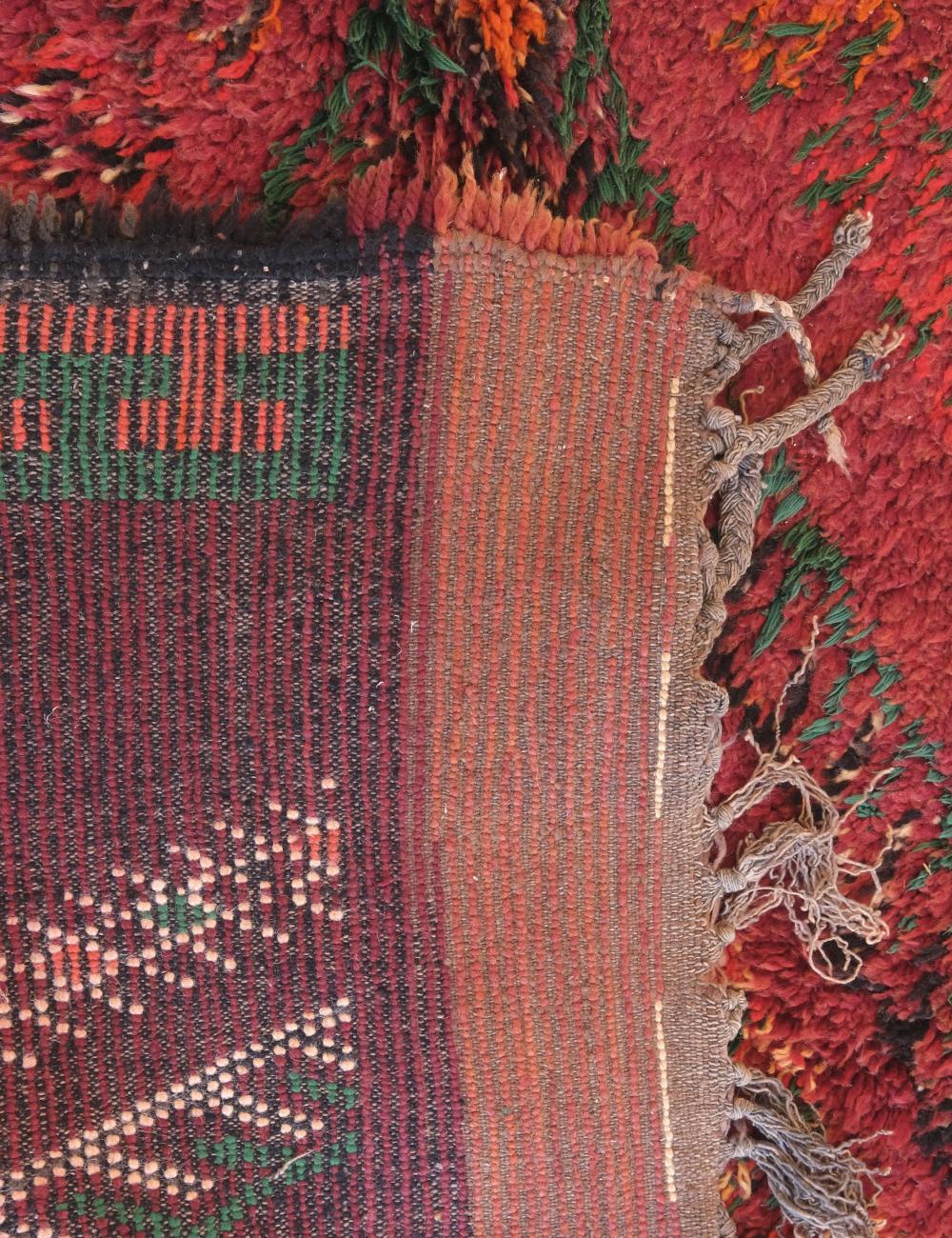 Lana Tappeto da collezione marocchino d'epoca colorato in viola e rosso in vendita