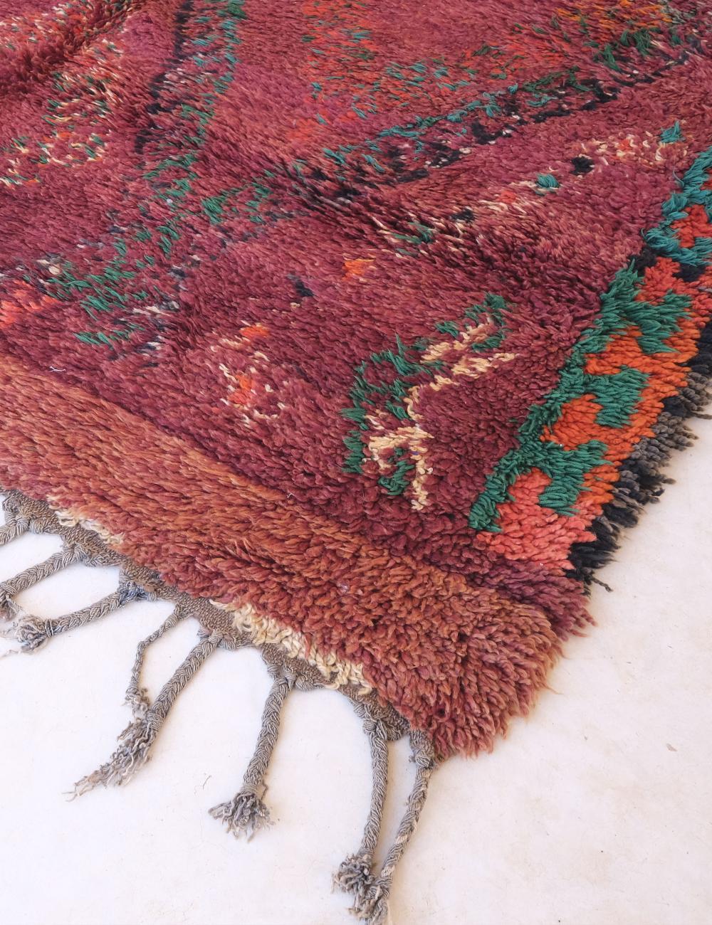 Tappeto da collezione marocchino d'epoca colorato in viola e rosso in vendita 1