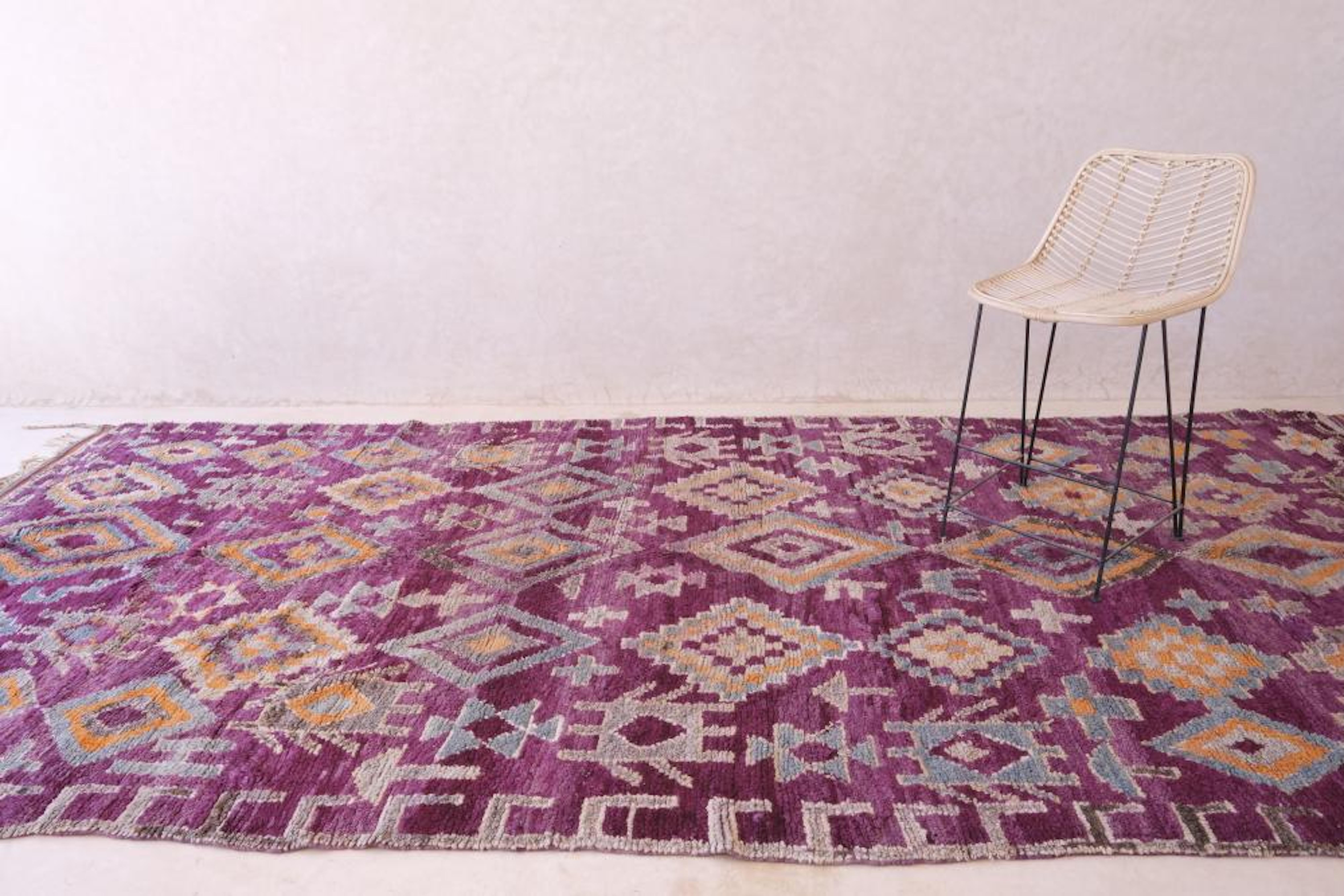 Dies ist ein lebendiger marokkanischer Vintage-Teppich oder -Läufer aus dem Talsint-Stamm. Dieser reichhaltige, farbenfrohe Teppich zeichnet sich durch einen violetten Wollgrund und einzigartige, eingewebte Berbersymbole aus. Dieses böhmische