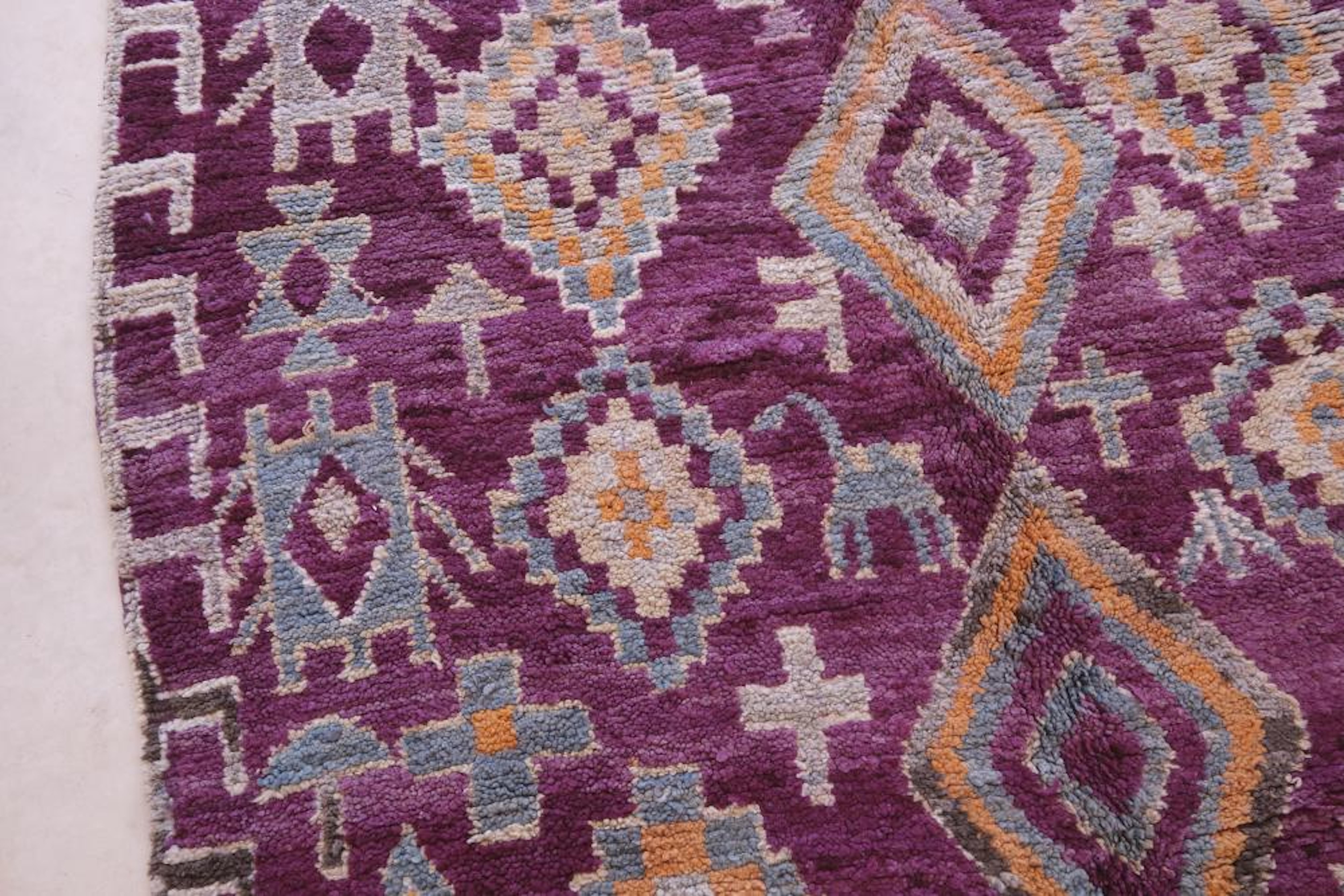 Bunte lila Vintage marokkanische Talsint Teppich Läufer (Marokkanisch) im Angebot