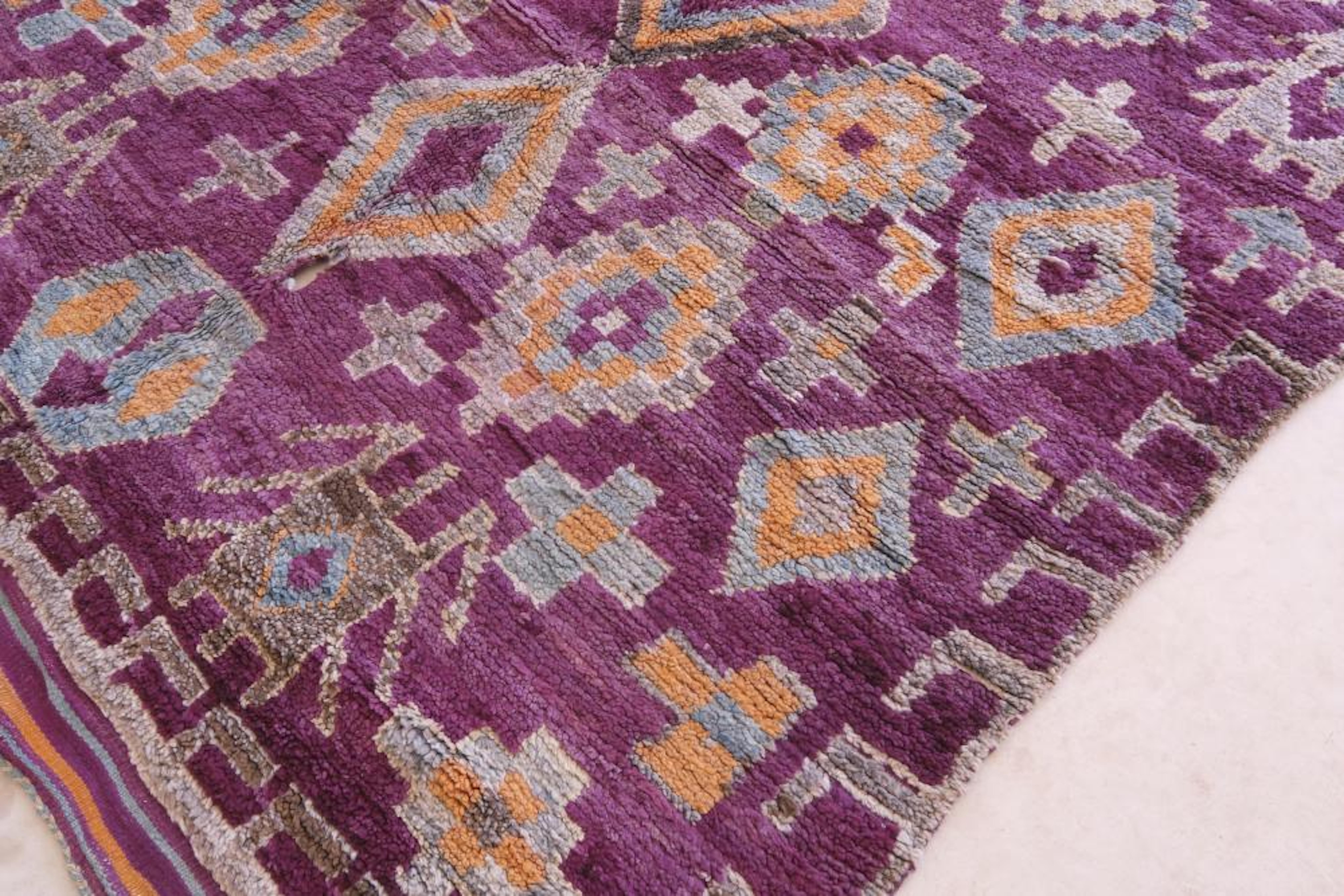 Bunte lila Vintage marokkanische Talsint Teppich Läufer im Zustand „Gut“ im Angebot in Los Angeles, CA