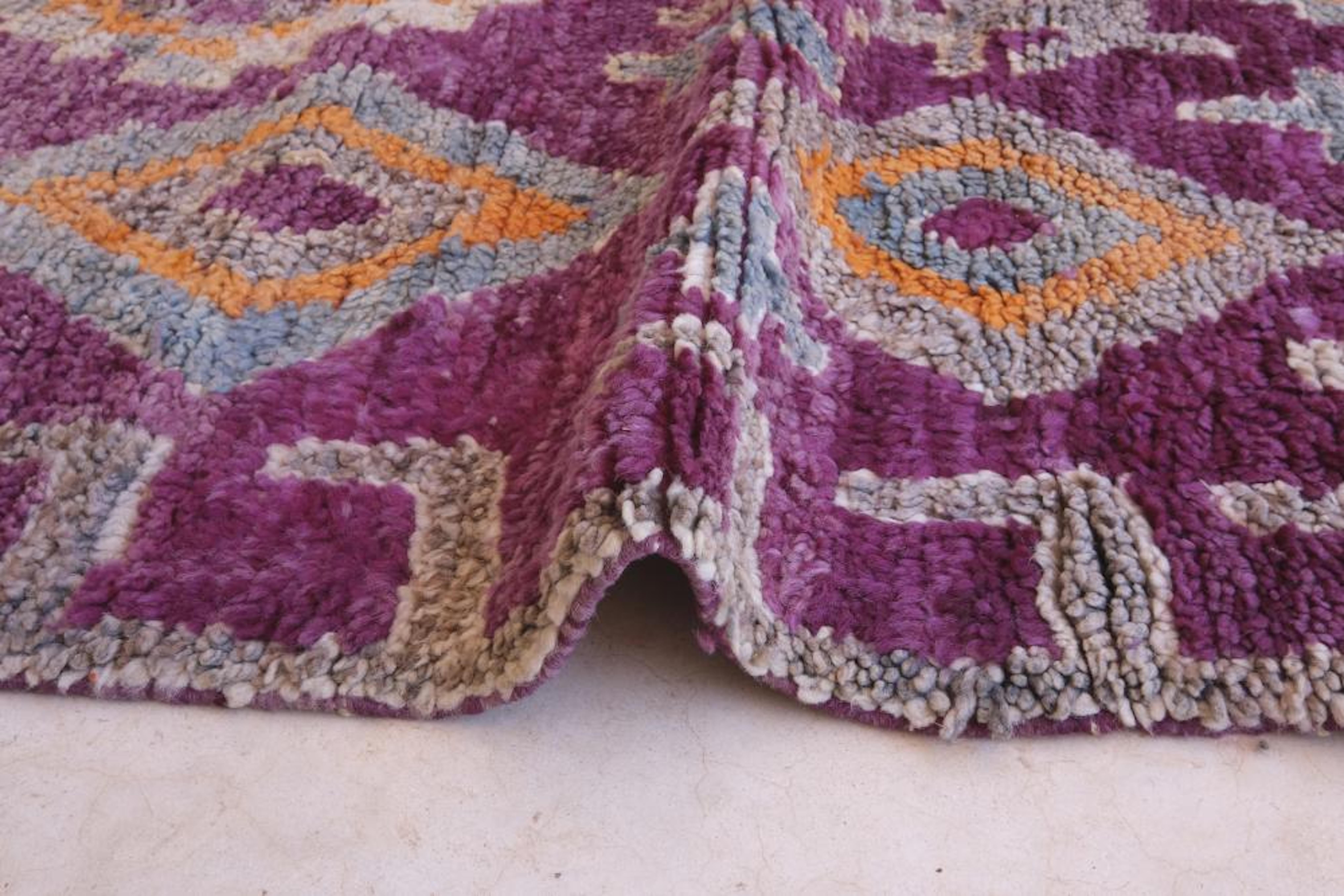Bunte lila Vintage marokkanische Talsint Teppich Läufer (Mitte des 20. Jahrhunderts) im Angebot