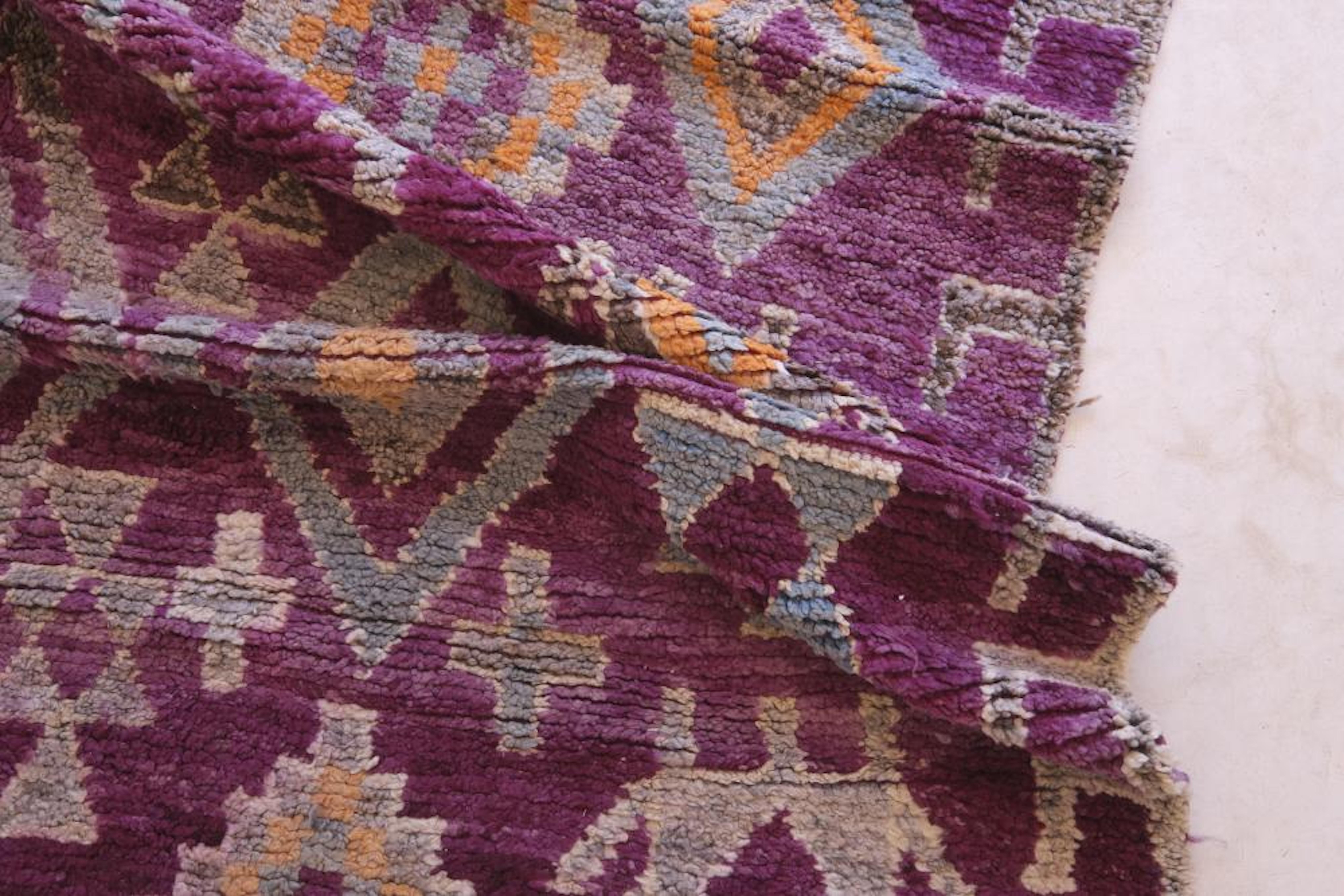 Bunte lila Vintage marokkanische Talsint Teppich Läufer (Wolle) im Angebot