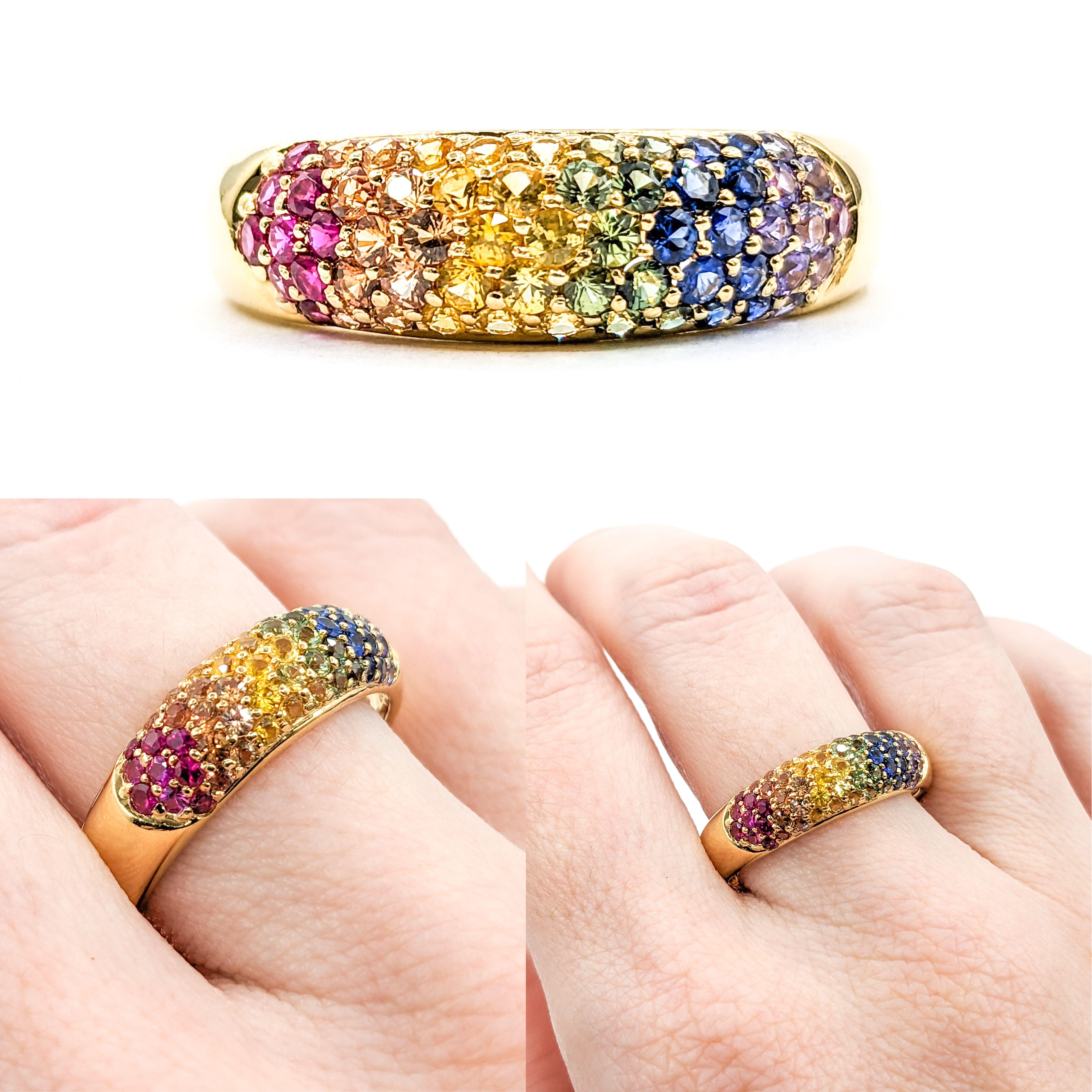 Bunter Regenbogen Multicolor Topas Pave Ring in Gold mit Pavé-Ring

Wir präsentieren unseren exquisiten Multicolor-Topasring, ein Symbol für verspielte Eleganz und farbenfrohen Charme. Dieser wunderschöne Ring ist fachmännisch aus 18 Karat Gelbgold