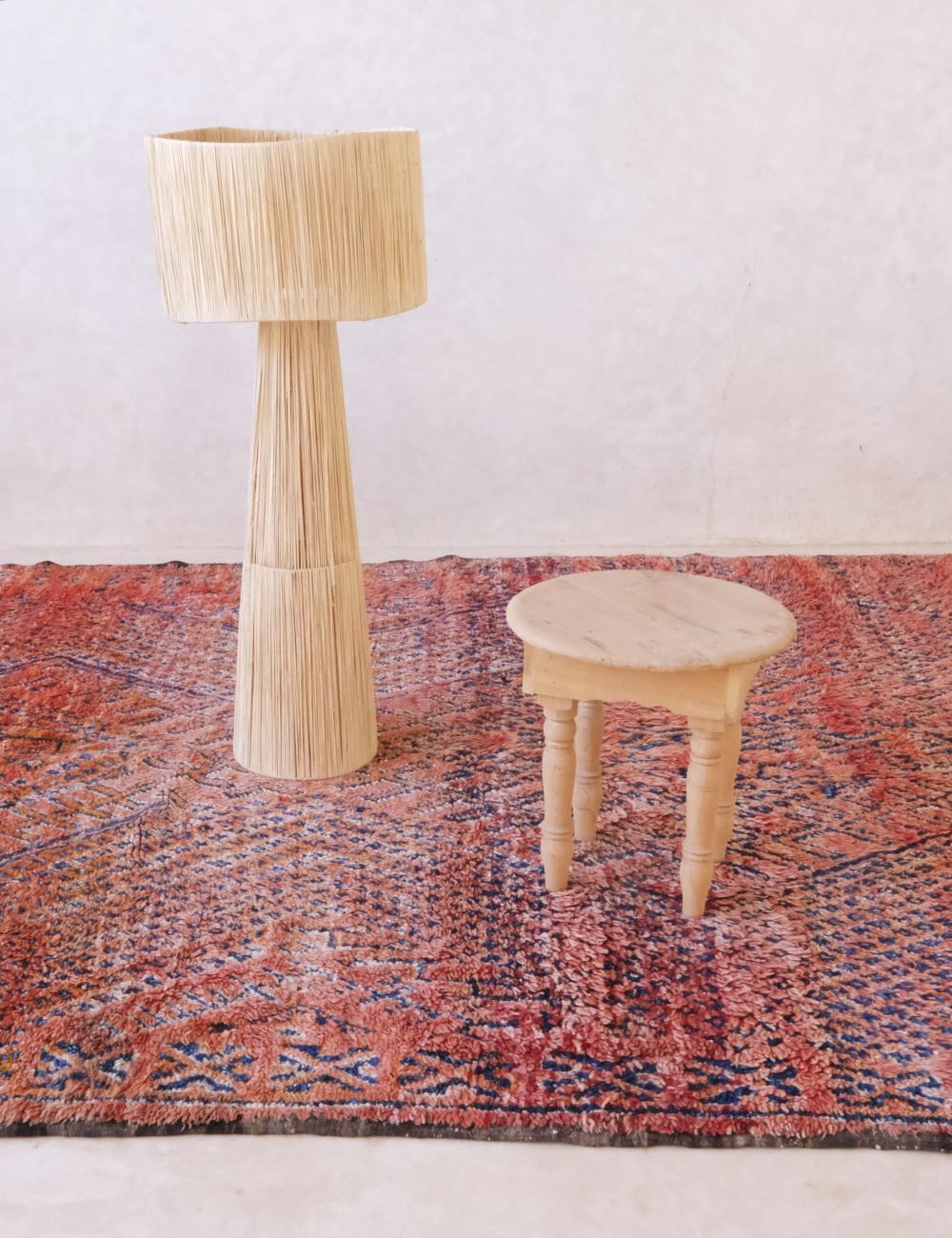 Un tappeto marocchino vintage incredibilmente speciale e da collezione della tribù Beni M'Guild. Questo tappeto ricco e colorato presenta un complesso disegno berbero con simboli significativi e un motivo a diamante al centro.  Questi simboli