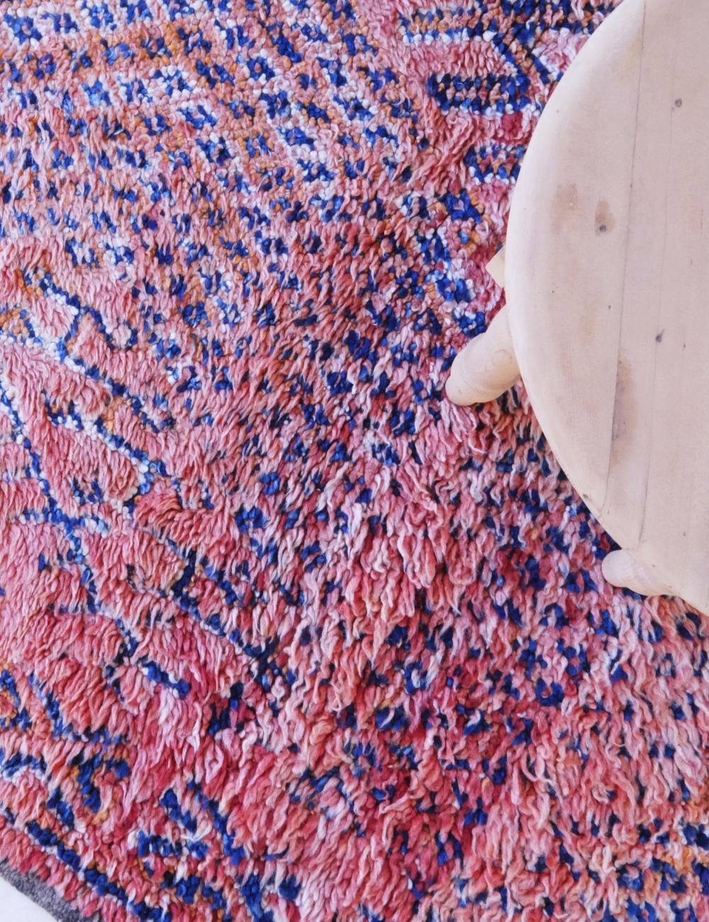 Bohémien Tappeto colorato rosso d'epoca marocchino Beni M'Guild con disegno berbero a diamante in vendita