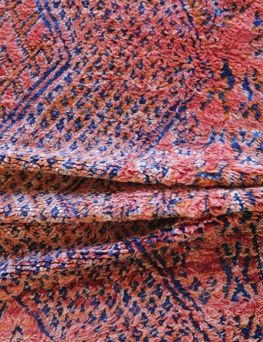 Marocchino Tappeto colorato rosso d'epoca marocchino Beni M'Guild con disegno berbero a diamante in vendita