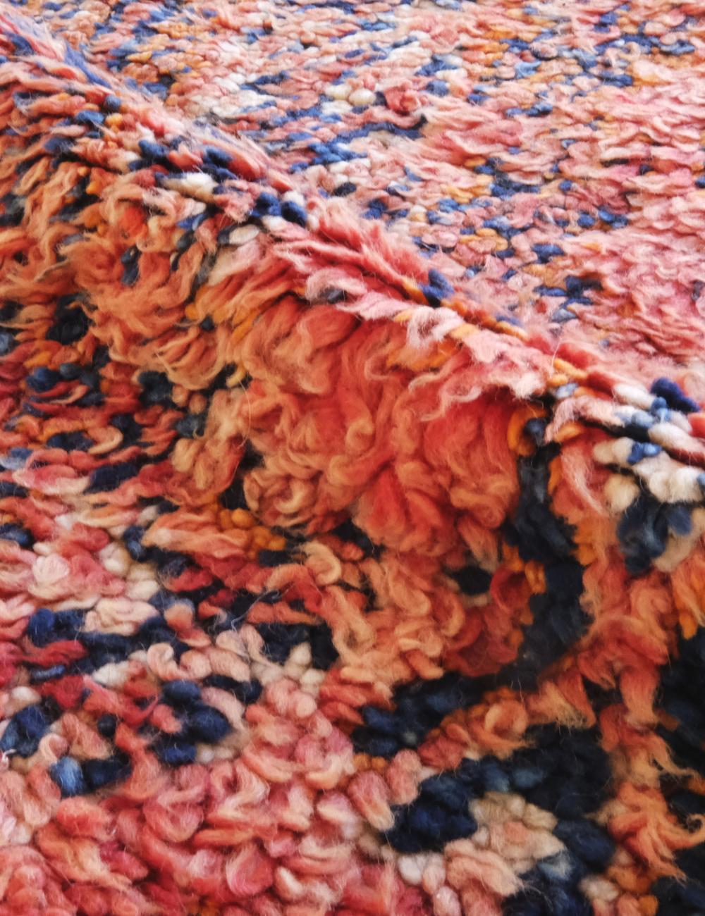 Tessuto Tappeto colorato rosso d'epoca marocchino Beni M'Guild con disegno berbero a diamante in vendita