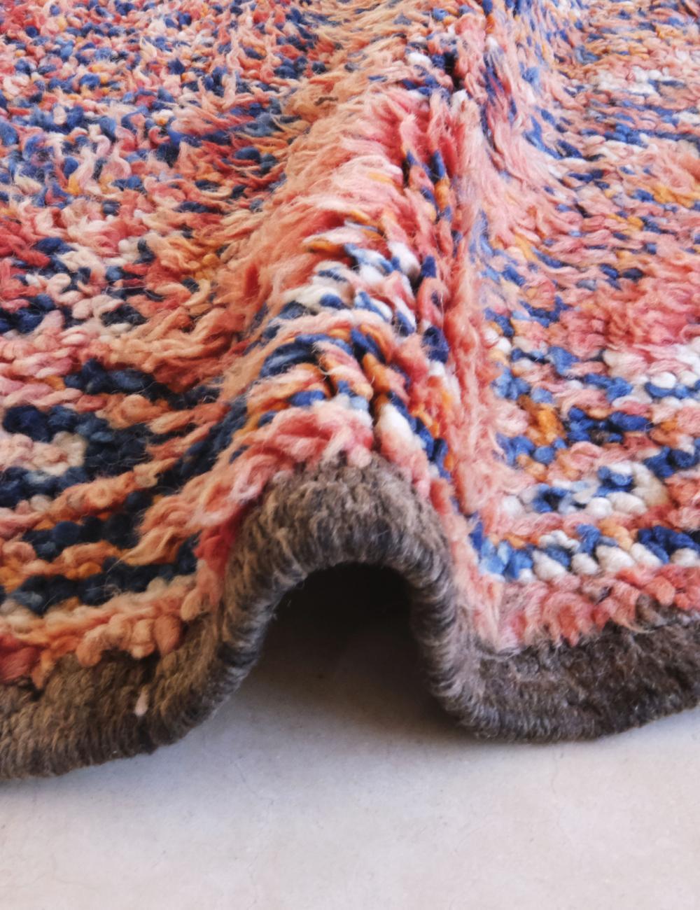 Tappeto colorato rosso d'epoca marocchino Beni M'Guild con disegno berbero a diamante In condizioni buone in vendita a Los Angeles, CA