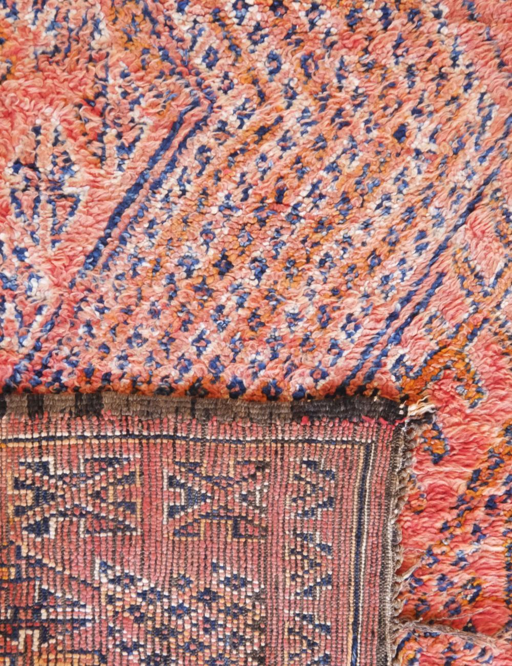 Fine XX secolo Tappeto colorato rosso d'epoca marocchino Beni M'Guild con disegno berbero a diamante in vendita