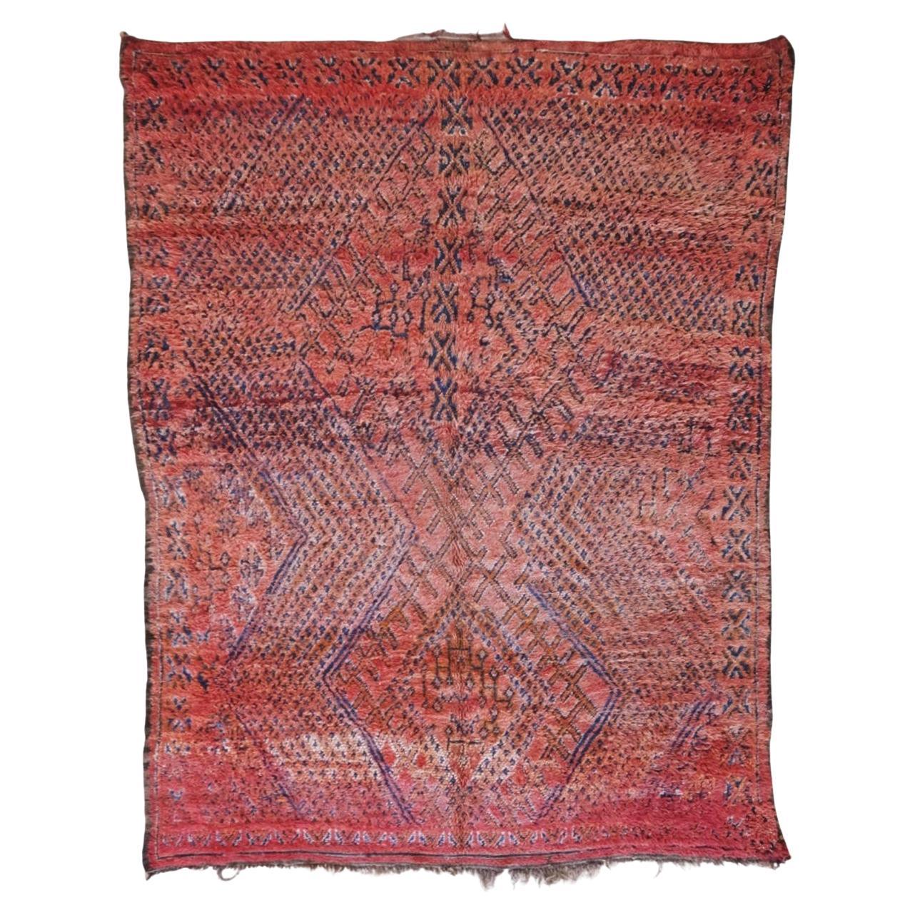 Tappeto colorato rosso d
epoca marocchino Beni M
Guild con disegno berbero a diamante