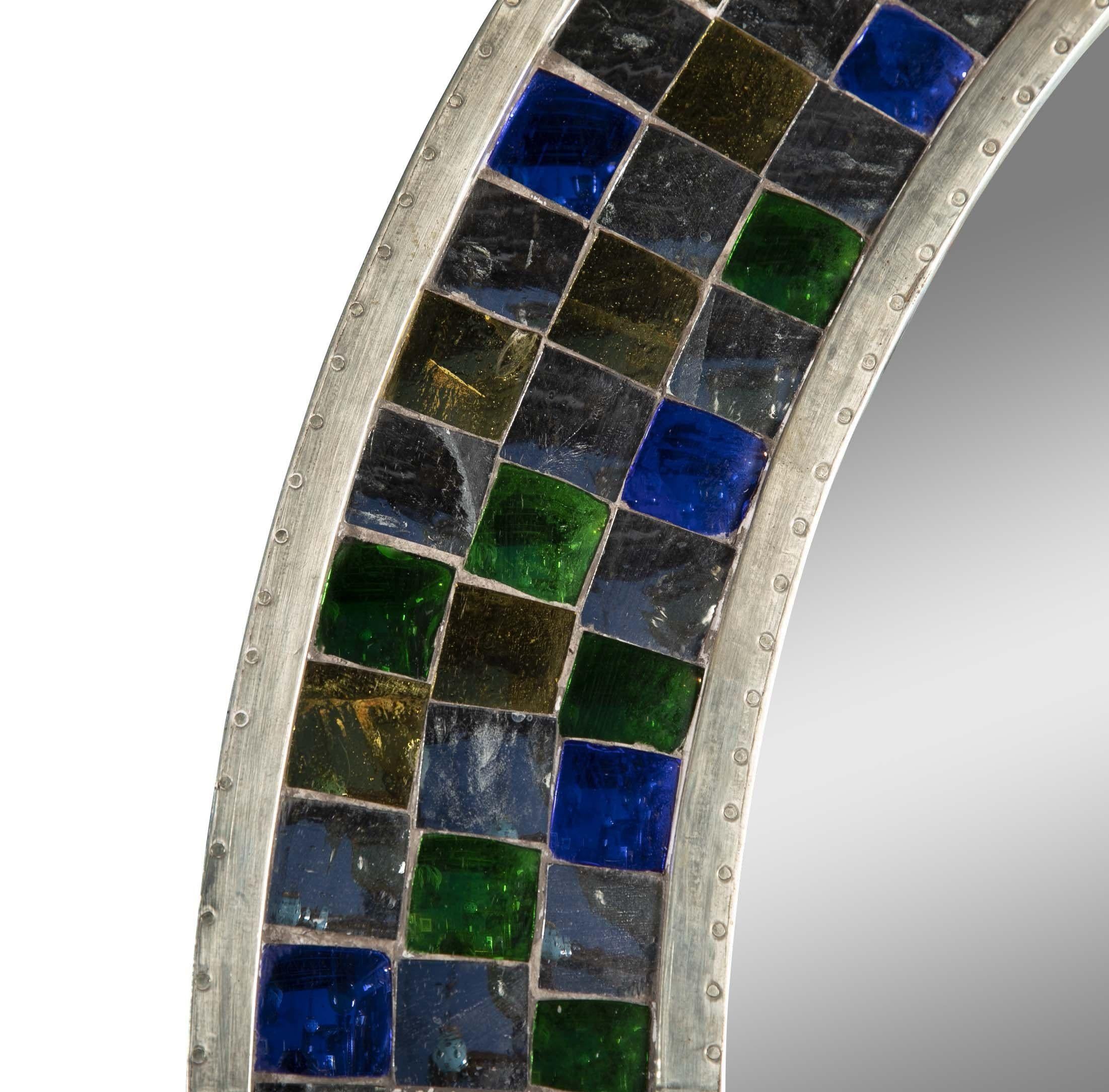 Mehrfarbiger kugelförmiger Spiegel Mosaik über Teakholz-Spiegelrahmen. Tikria ist eine jahrhundertealte Mosaiktechnik, die in vielen Palastgebäuden der Moguln und Rajputen zu finden ist. Die Mosaikpaneele bestehen aus zerbrochenen Stücken einer