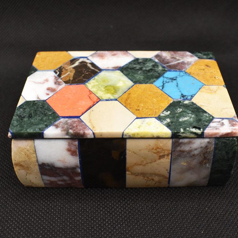 Une belle boîte décorative colorée avec un couvercle créé à partir de marbre de Carrara et incrusté d'une variété de pierres semi-précieuses. Les côtés sont incrustés d'une variété de pierres aux couleurs abstraites dans un amusant motif de rayures