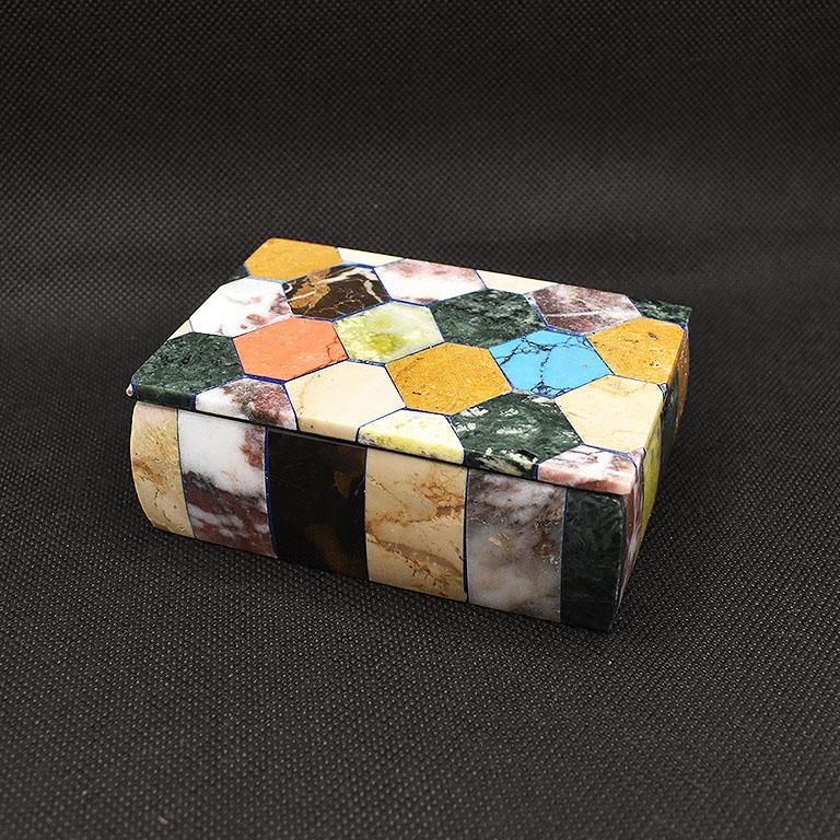 Bauhaus Boîte à bijoux ou coffret à bijoux rectangulaire en pierre semi-précieuse colorée avec couvercle en vente