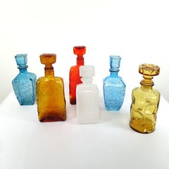 Ensemble coloré de six carafes en verre de style mi-siècle moderne par Empoli