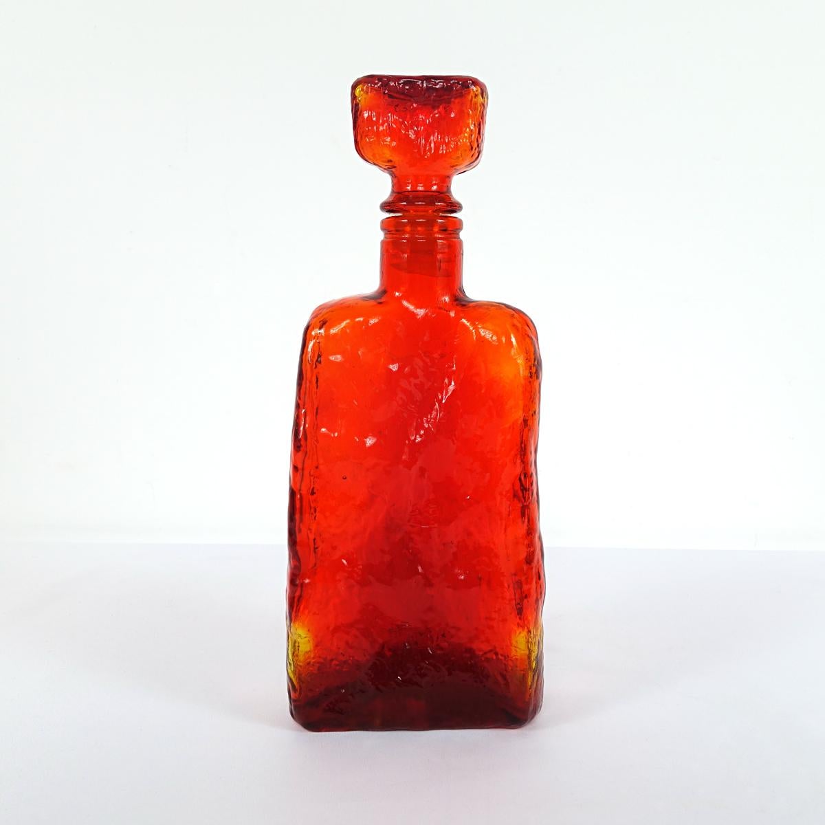 Ensemble coloré de six carafes en verre modernes de style mi-siècle moderne par Empoli en vente 2