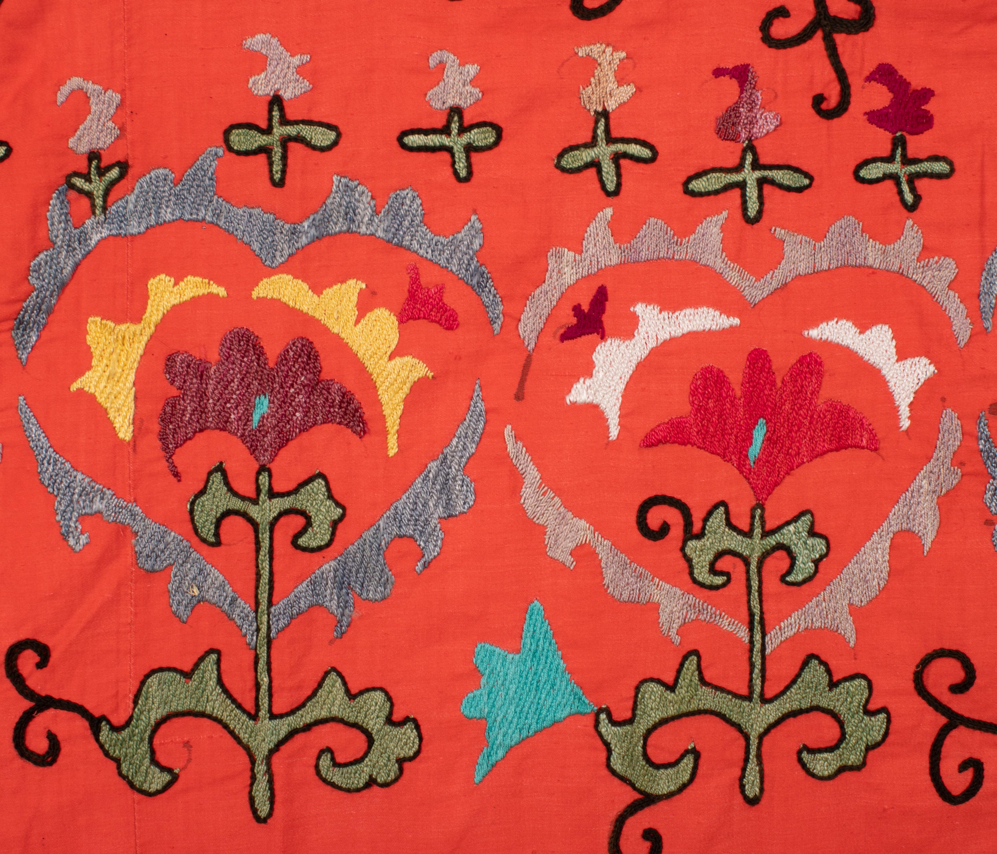 20ième siècle Suzani colorée d'Ouzbékistan, Asie centrale, milieu du 20e siècle en vente