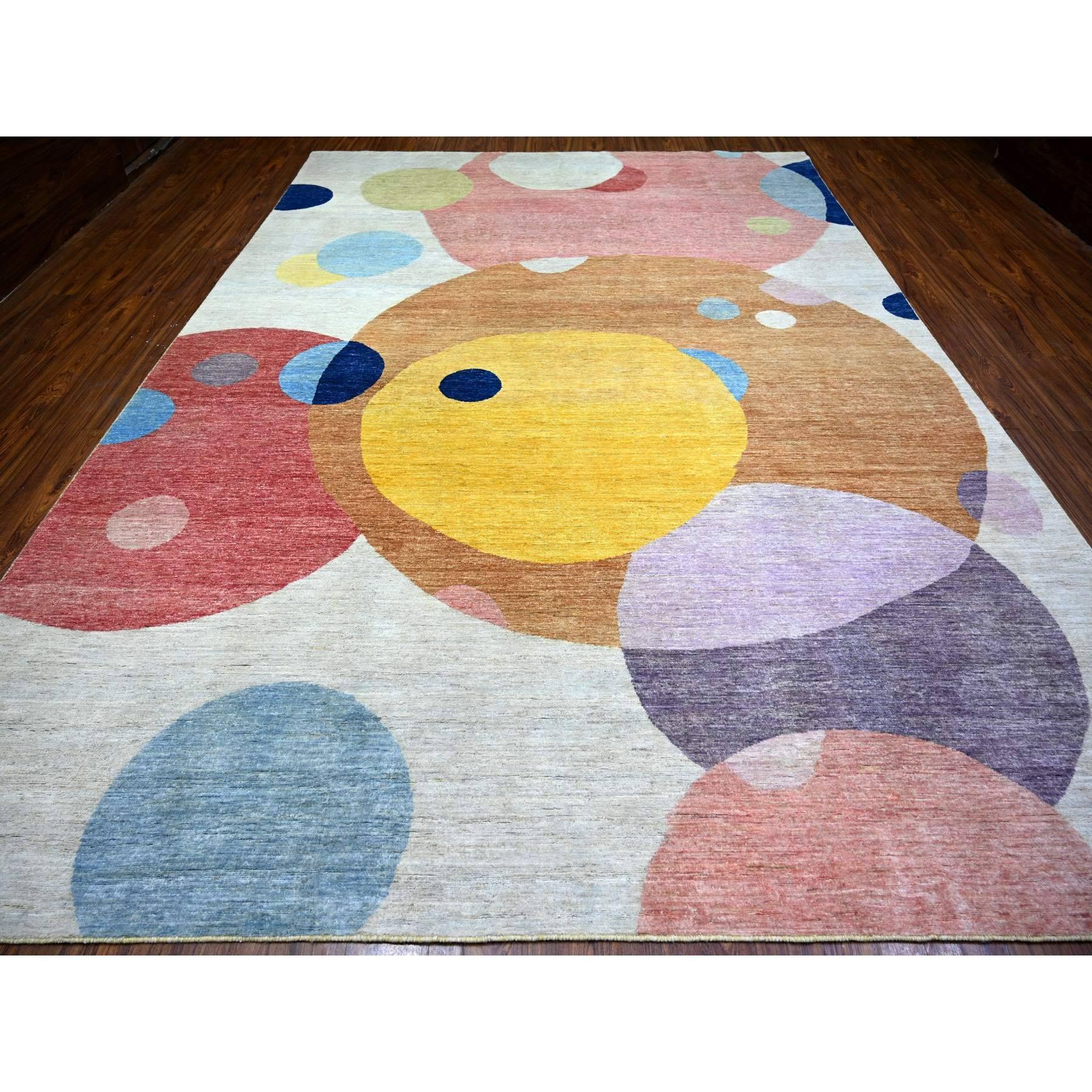 Handgeknüpfter orientalischer Teppich aus 100 % Wolle mit buntem The Circles Design mit pflanzlichen Farbstoffen (Moderne) im Angebot