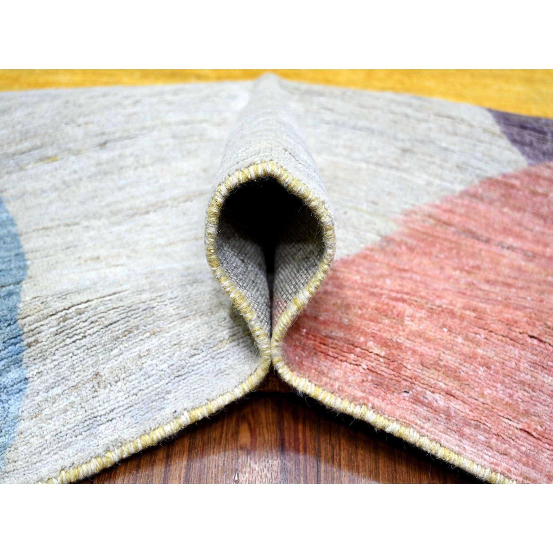 Handgeknüpfter orientalischer Teppich aus 100 % Wolle mit buntem The Circles Design mit pflanzlichen Farbstoffen (21. Jahrhundert und zeitgenössisch) im Angebot