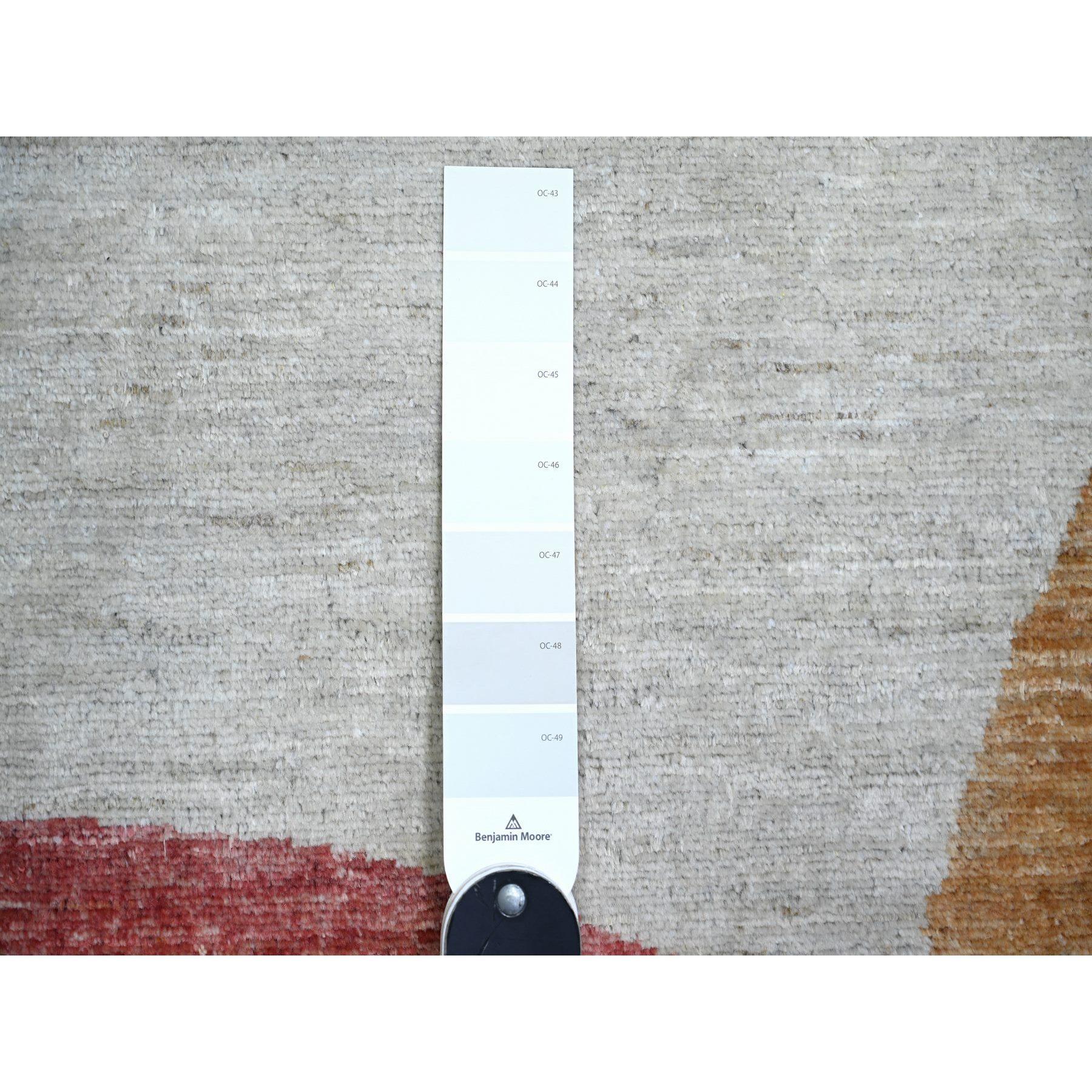 Handgeknüpfter orientalischer Teppich aus 100 % Wolle mit buntem The Circles Design mit pflanzlichen Farbstoffen im Angebot 2