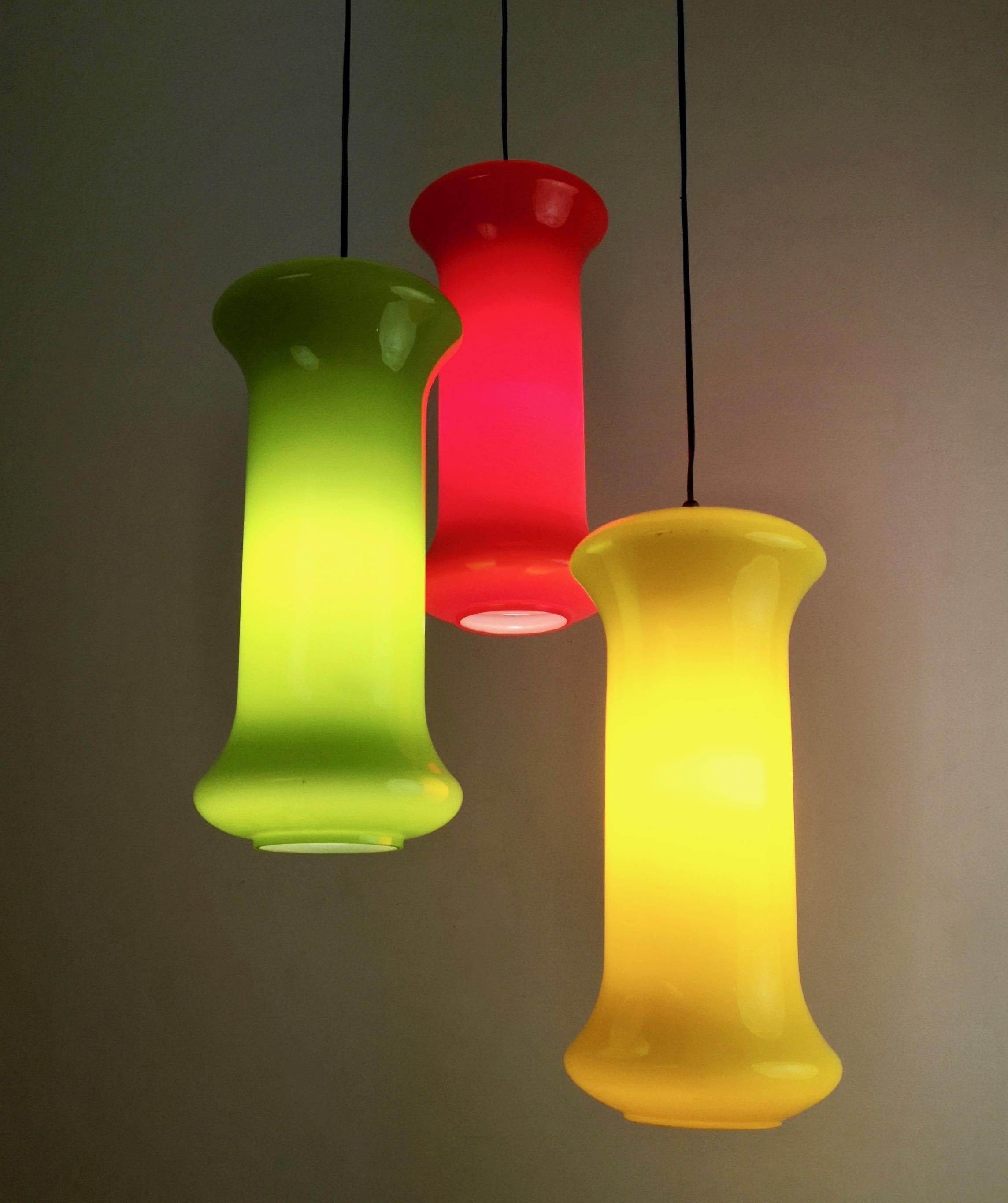 Milieu du XXe siècle Lustre en verre rouge, jaune et vert à trois lumières de Vistosi, Italie en vente