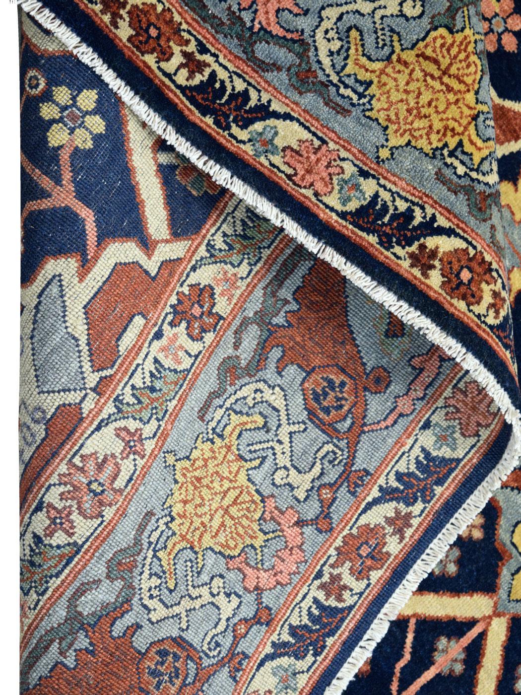 Colorful and Transitional Handgeknüpfter Serapi-Teppich aus Serapi im Angebot 6