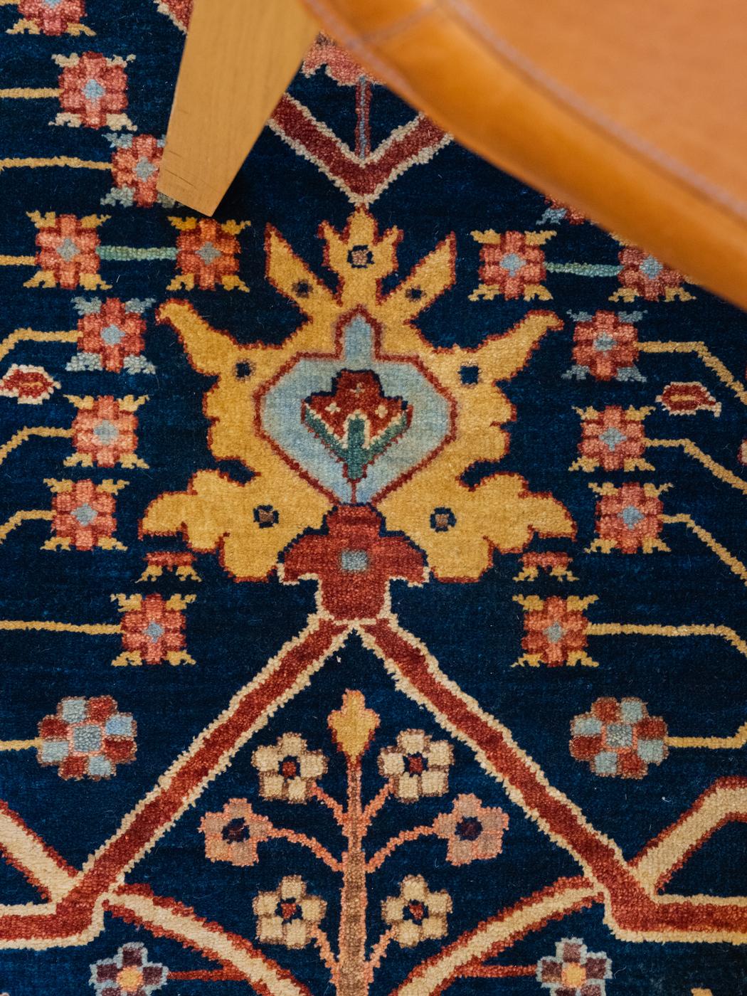 Colorful and Transitional Handgeknüpfter Serapi-Wollteppich aus Serapi (Indisch) im Angebot