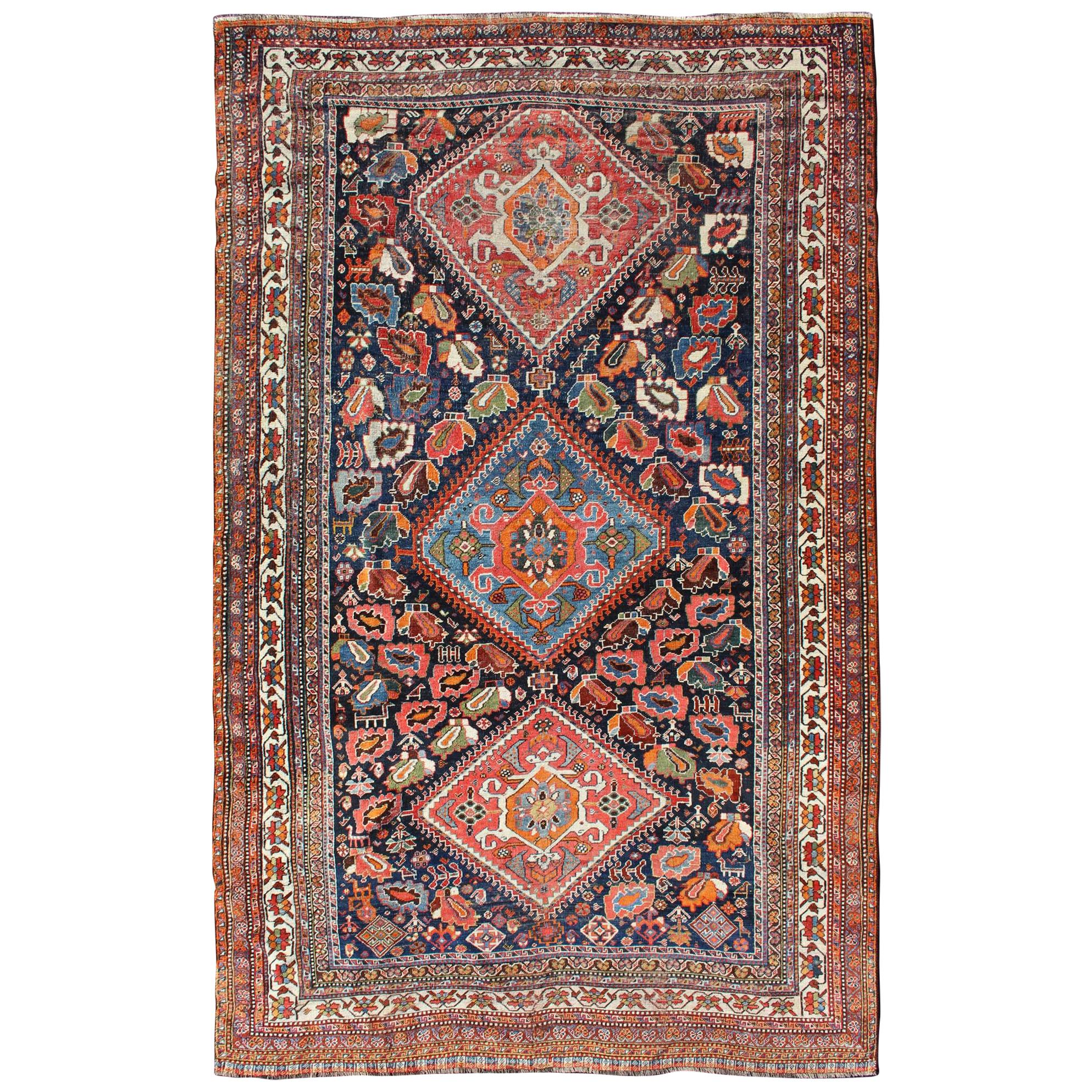 Tappeto antico persiano Qashqai a tre medaglioni colorati con dettagliato disegno tribale
