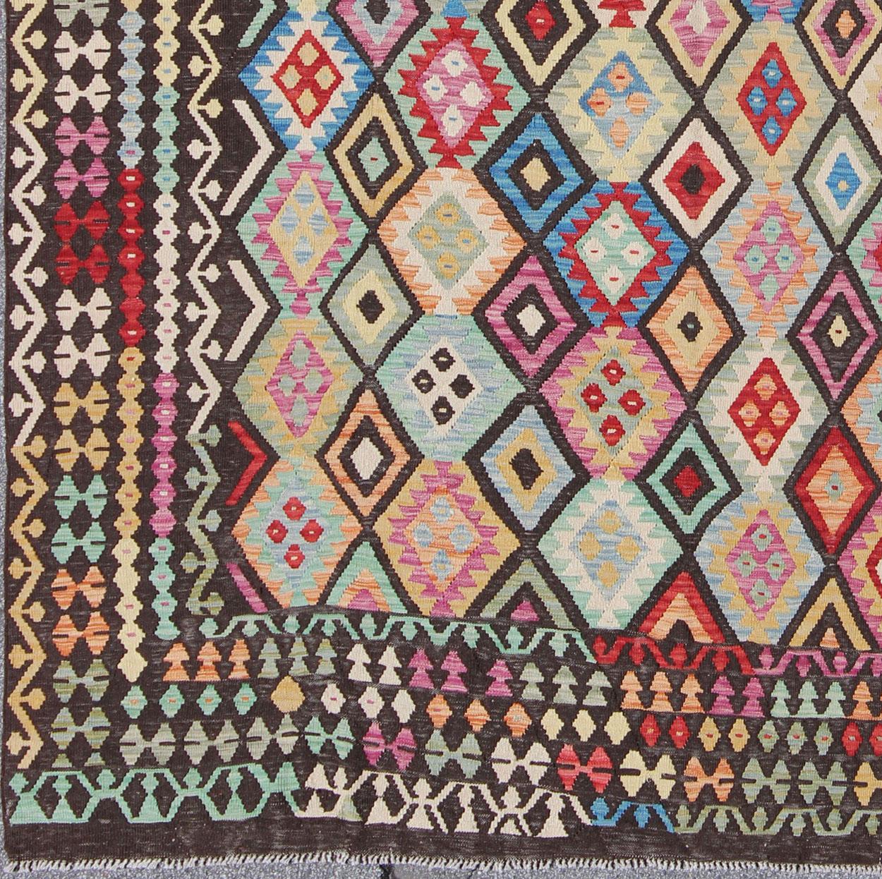 Afghan Tapis Kilim tribal coloré à tissage plat avec des couleurs marron chocolat et vives multicolores en vente