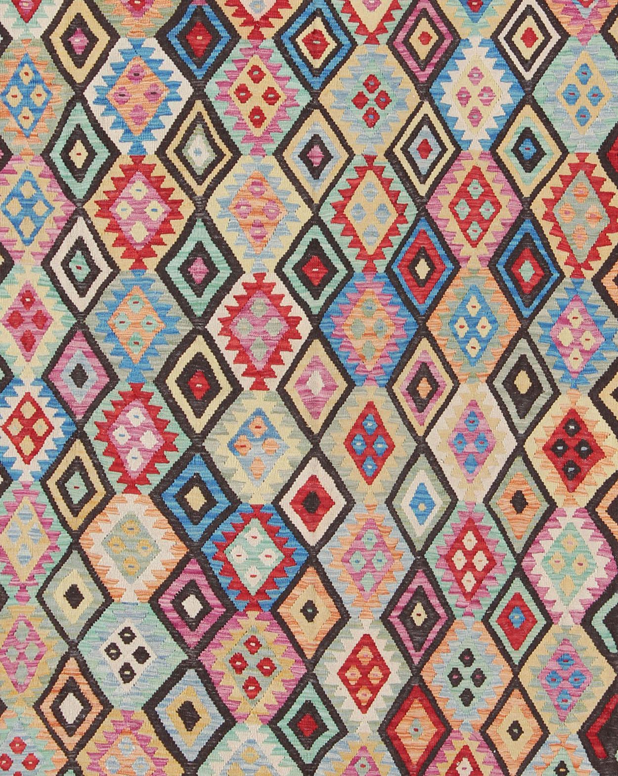 Bunter Flachgewebter Kelim-Teppich mit Schokoladenbraun und hellen mehrfarbigen Farben, Stammeskunst (Handgewebt) im Angebot