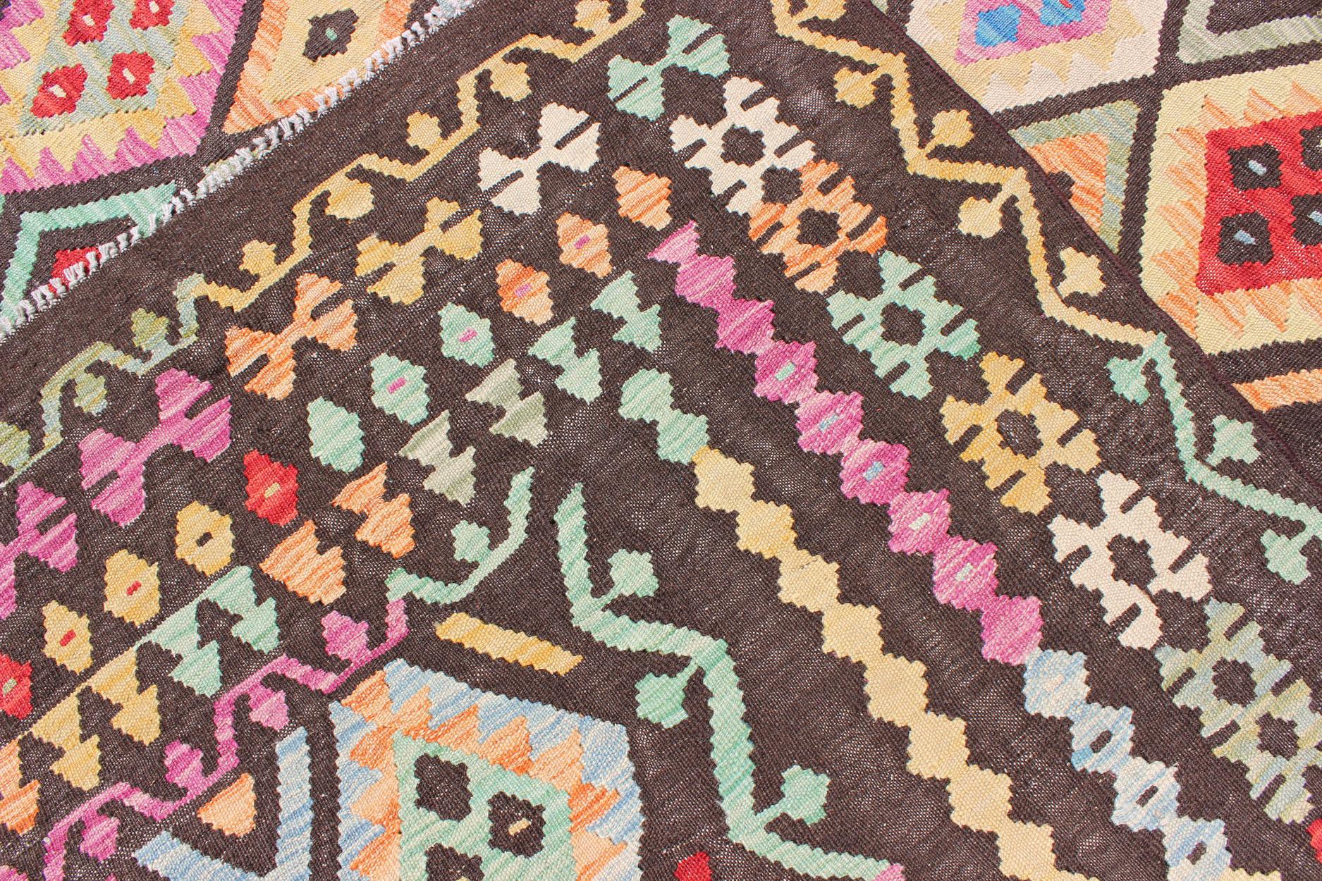 Bunter Flachgewebter Kelim-Teppich mit Schokoladenbraun und hellen mehrfarbigen Farben, Stammeskunst (21. Jahrhundert und zeitgenössisch) im Angebot