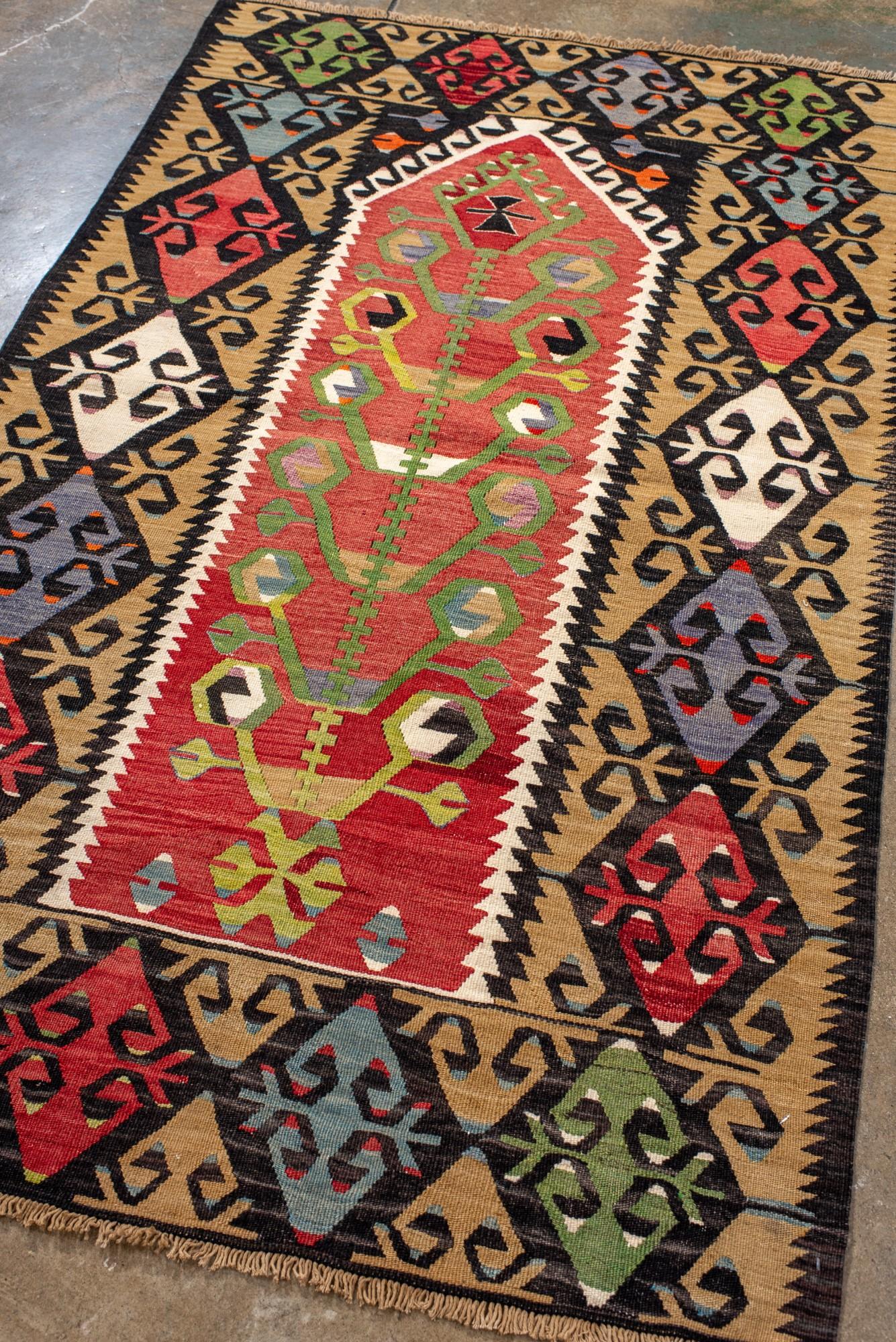 Turco Kilim turco tribale colorato con motivo dell'albero della vita in vendita