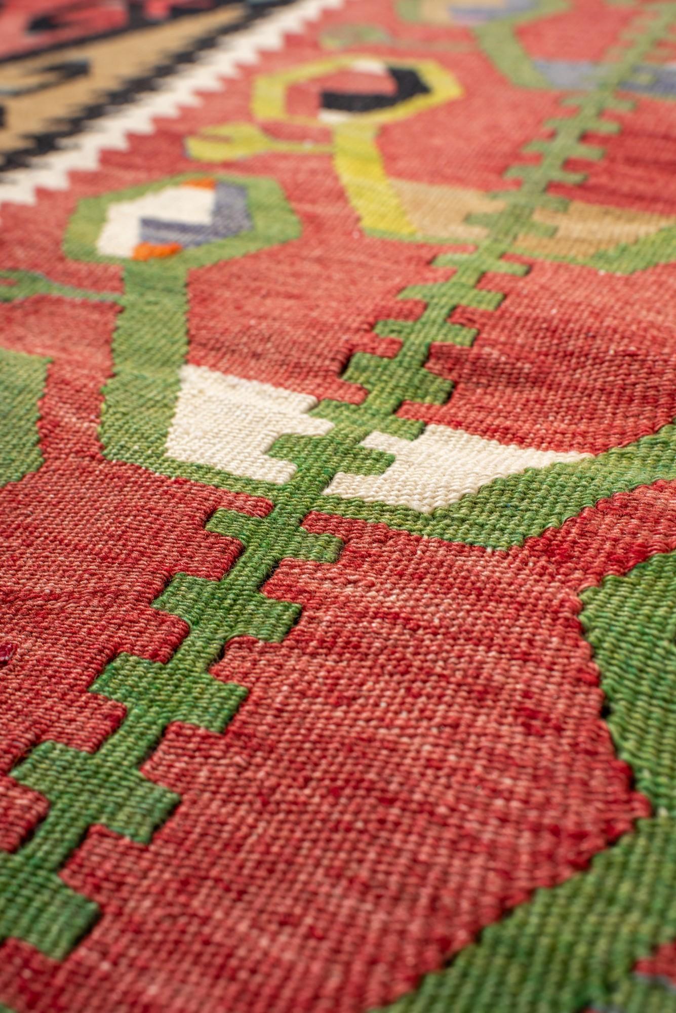 Kilim turco tribale colorato con motivo dell'albero della vita In condizioni buone in vendita a New York, NY