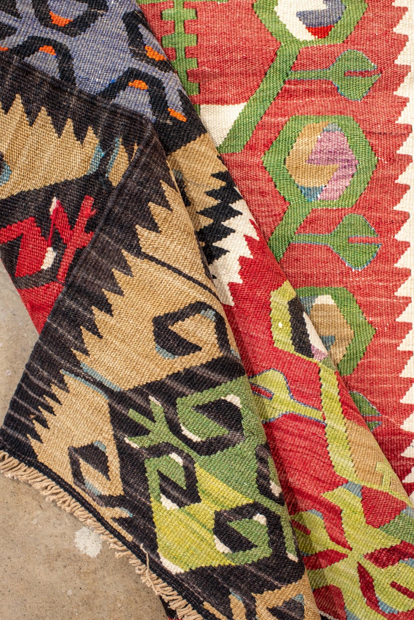 Kilim turco tribale colorato con motivo dell'albero della vita in vendita 1