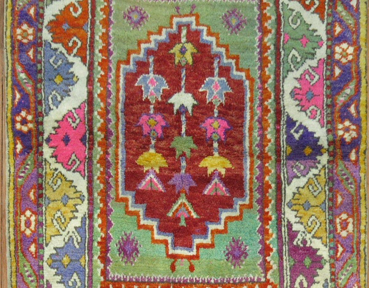 One of a kind Mid 20th Century Turkish Anatolian Square Scatter Size rug

Measures: 2'10'' x 4'1''.
