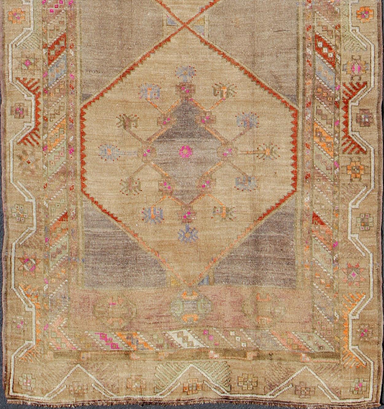 Vintage Oushak rug from Turkey with Tribal Geometric design, rug TU-UGU-4807, country of origin / type: Turkey / Oushak, circa 1930

This Turkish carpet from 2nd quarter of 20th century Turkey features four hexagon-shaped medallions expanding