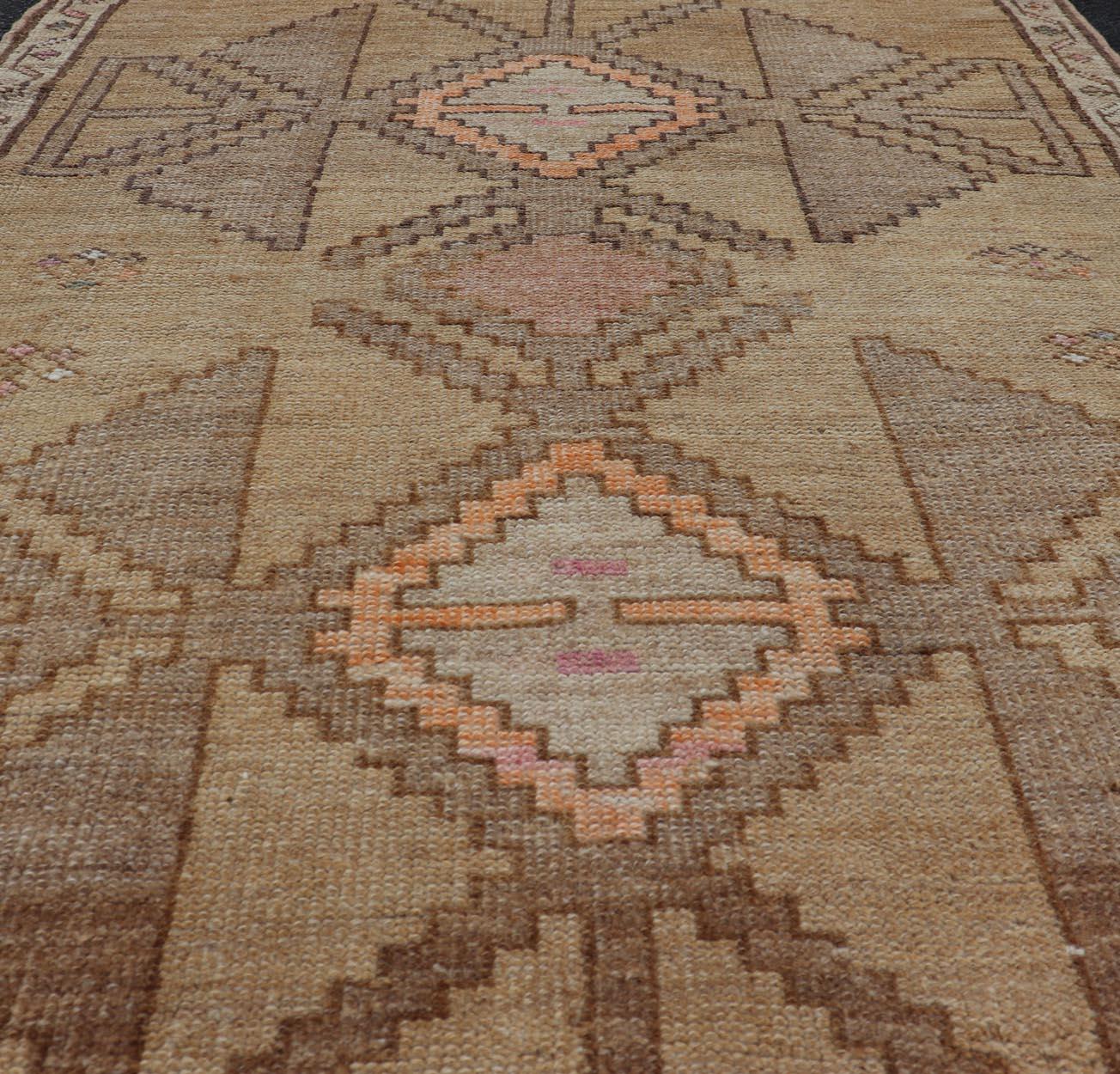 Kars turco de colores con diseños de medallones tribales y motivos geométricos siglo XX