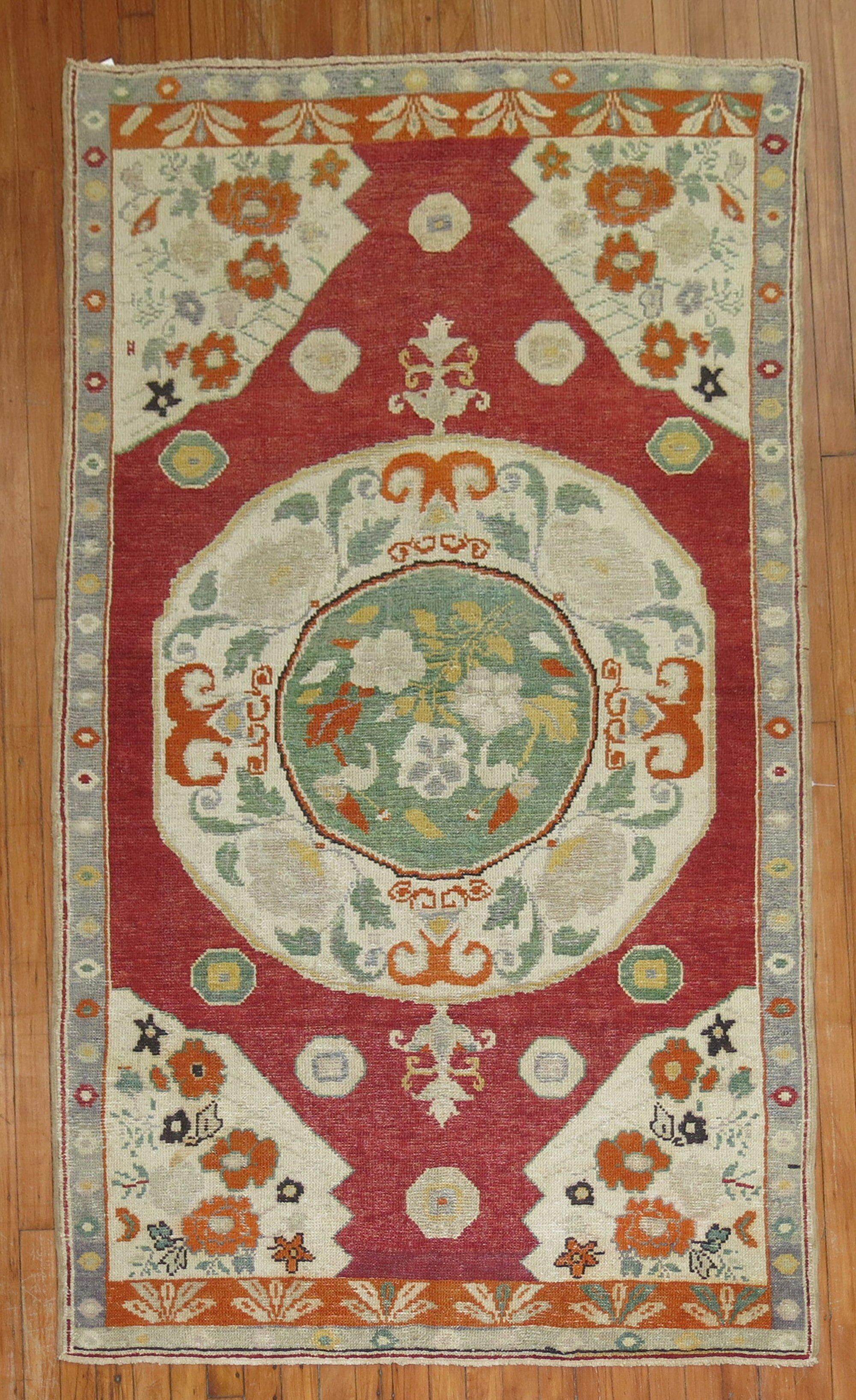 2ème quart du 20ème siècle, tapis oushak coloré de taille accentuée.

3'11'' x 6'11''