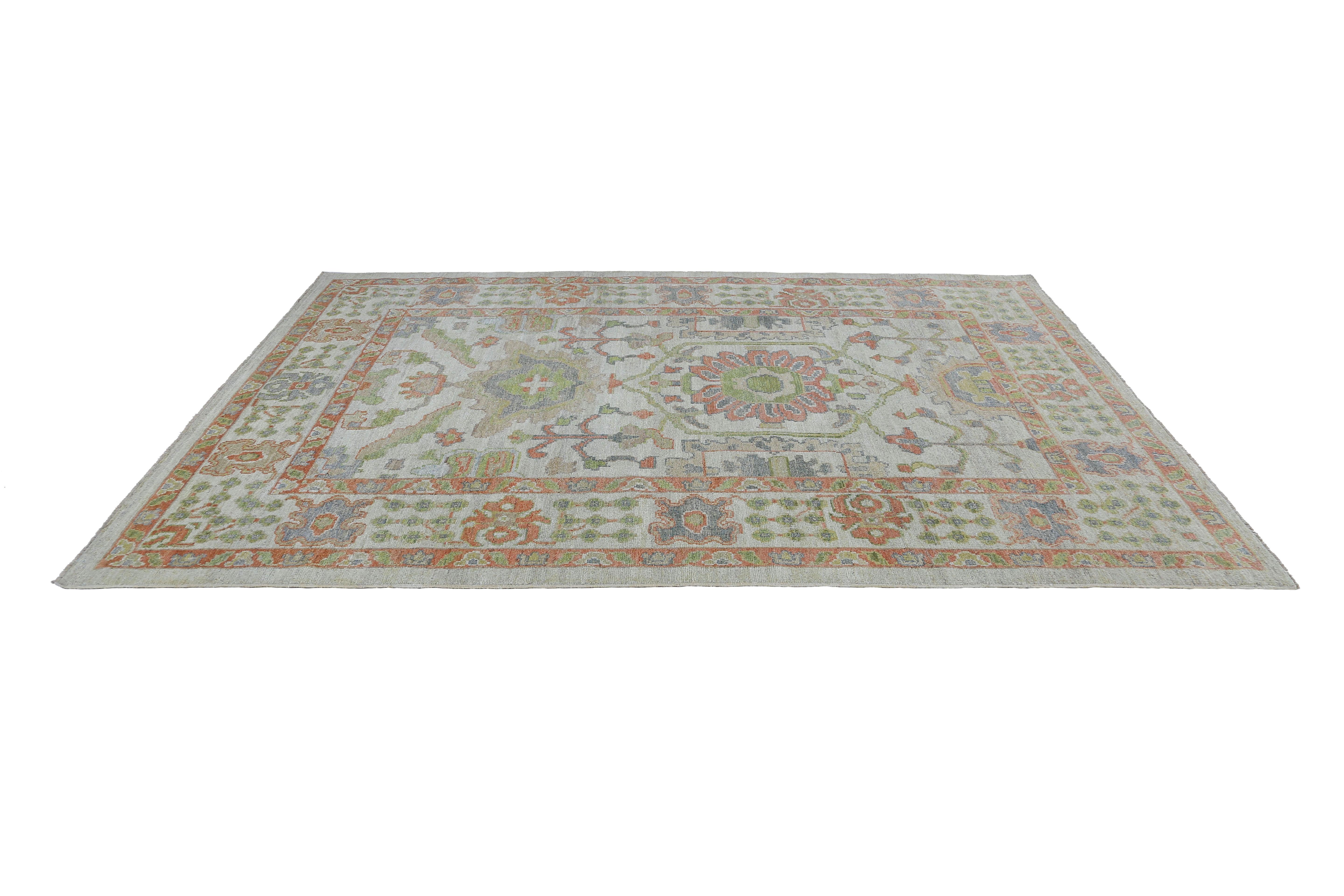 Bringen Sie einen Hauch von Farbe in Ihr Zuhause mit unserem türkischen Oushak-Teppich in der Größe 6'5'' x 9'6''. Mit seinem lebendigen und farbenfrohen Design ist dieser Teppich perfekt geeignet, um jedem Raum Persönlichkeit und Charme zu
