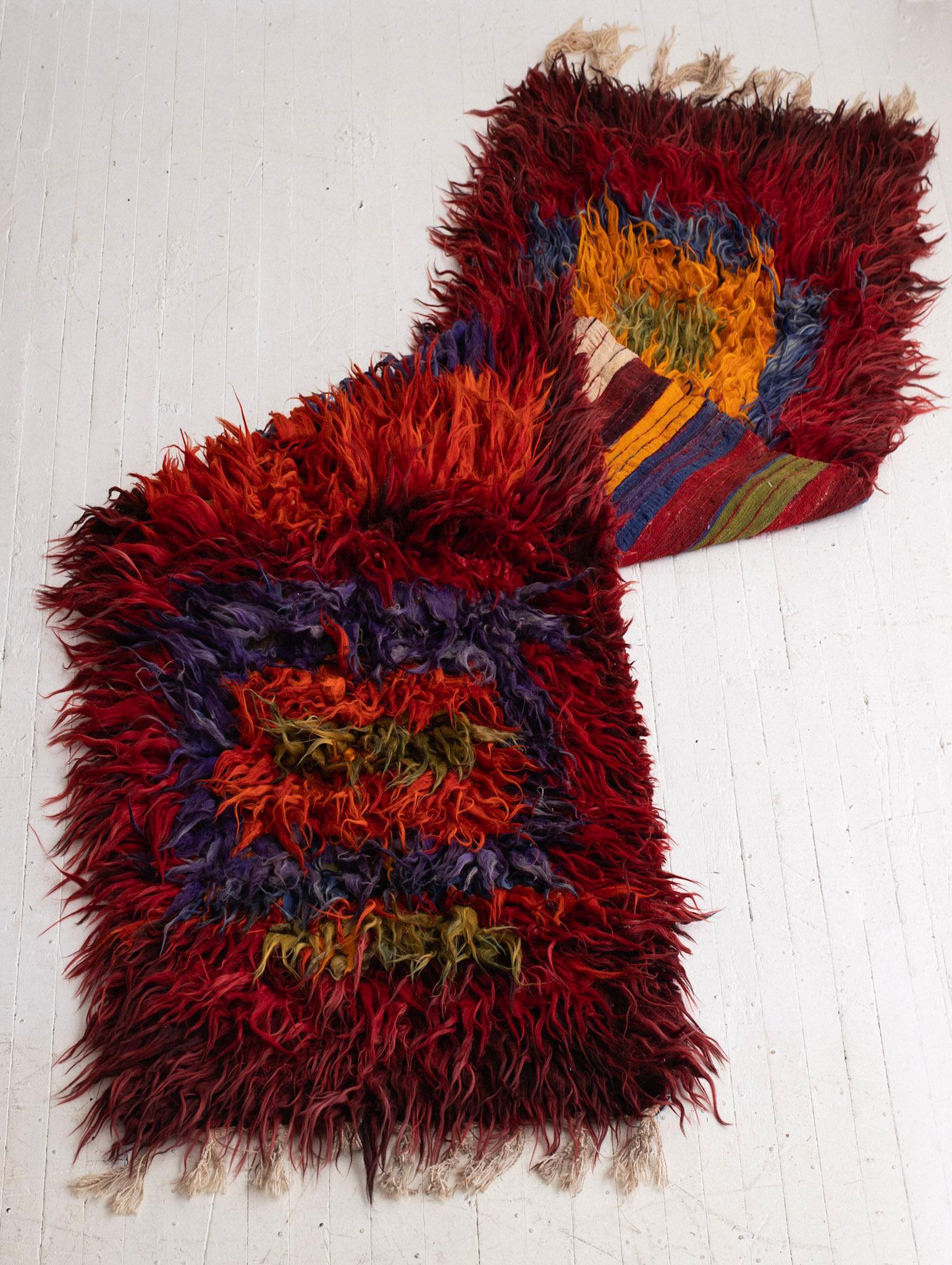 Fabuleux tapis turc Tulu shag. Fabriqué à la main en laine angora. Des couleurs très vives. Pile très haute. Les fibres individuelles mesurent jusqu'à 8.