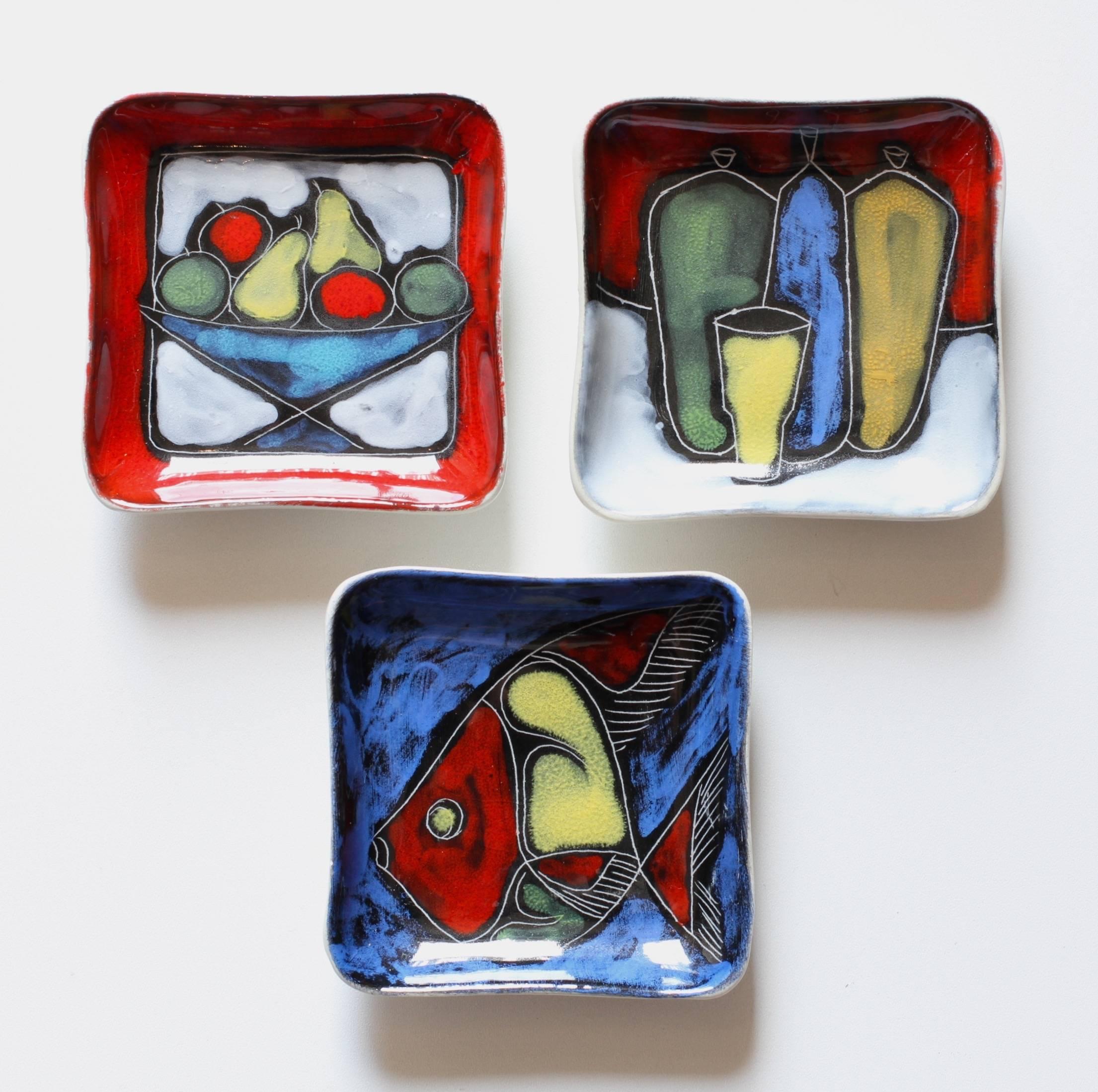 Italian set of three vintage Mid-Century Modern small serving bowls, ashtrays or dishes, made in Italy, circa late 1950s-early 1960s. Attributed to one of the various producers of pottery and ceramics in San Marino, Italy.

Featuring three