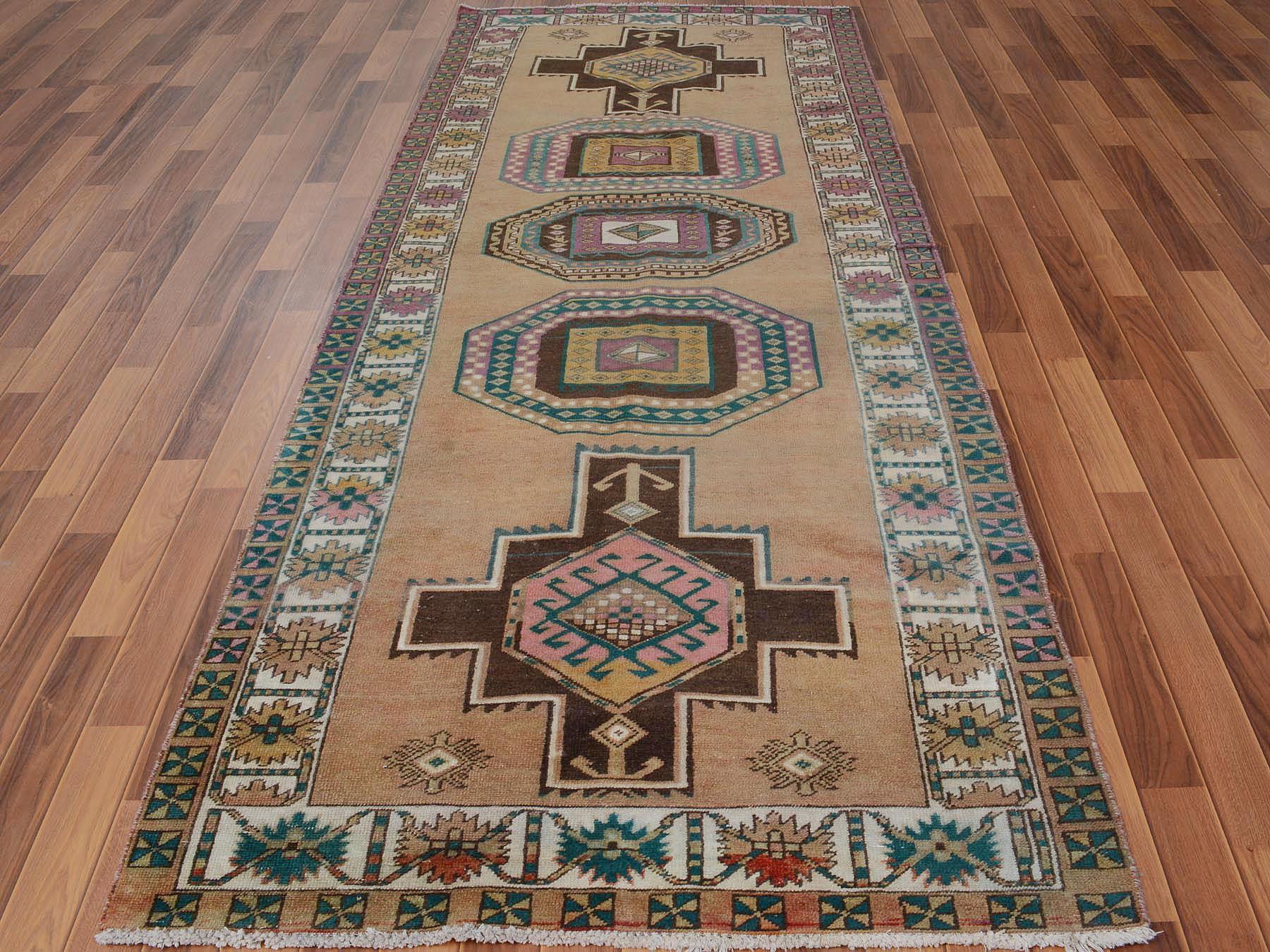 Esta fabulosa alfombra anudada a mano ha sido creada y diseñada para ofrecer mayor resistencia y durabilidad. Esta alfombra ha sido elaborada a mano durante semanas con el método tradicional que se utiliza para fabricar alfombras. Se trata realmente
