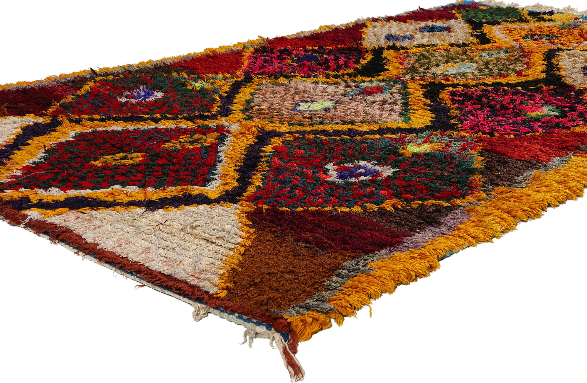 21749 Tapis marocain vintage en azilal, 04'08 x 08'00. Les tapis marocains rouges Azilal sont des incarnations exquises de l'artisanat marocain traditionnel, méticuleusement façonnés par d'habiles artisans berbères originaires de la région d'Azilal