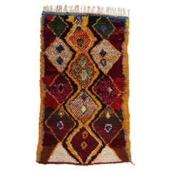 Bunter marokkanischer Azilal-Teppich aus Berber im Vintage-Stil, Cozy Boho Chic Meets Tribal Allure, Marokkanisch