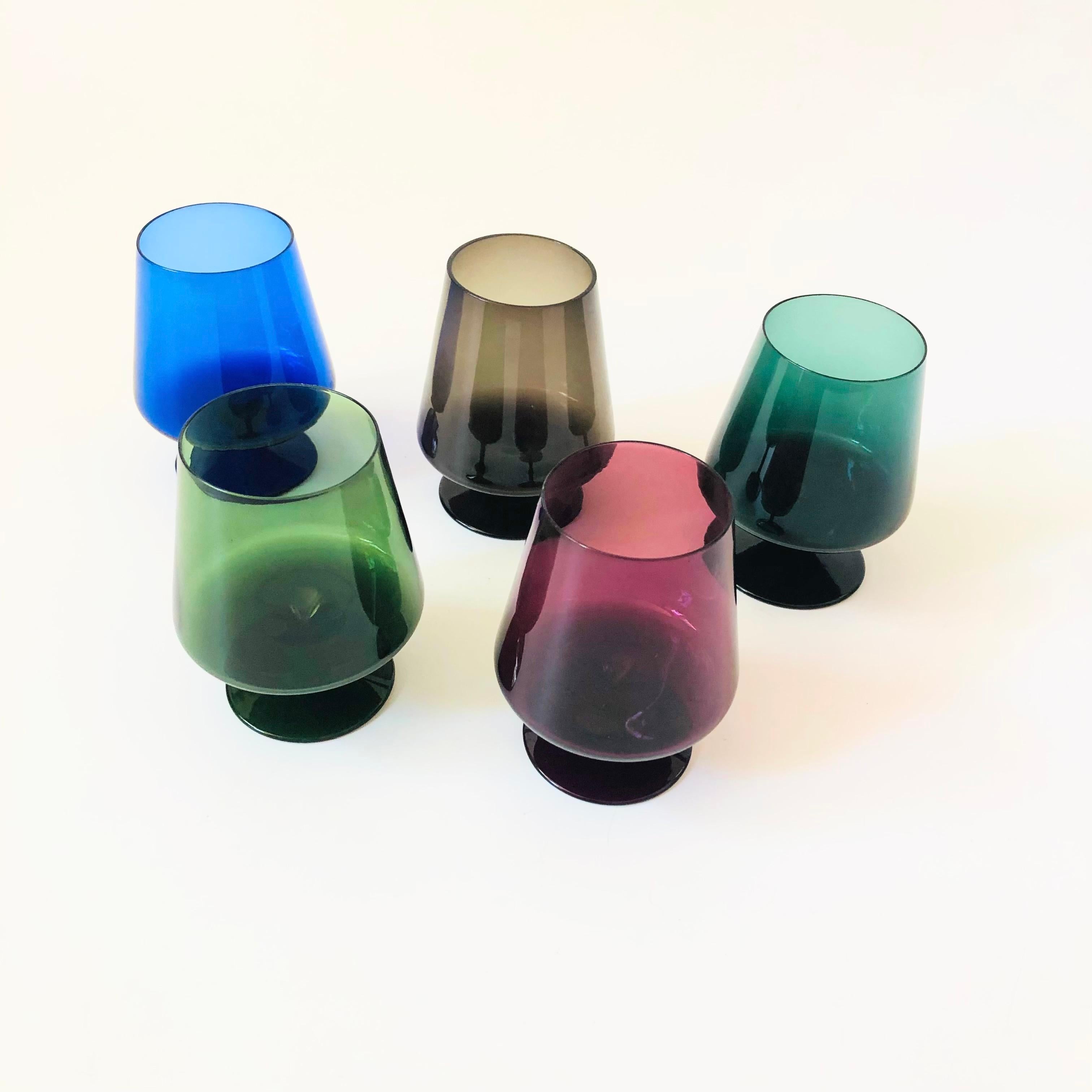 Un meraviglioso set di 5 bicchieri vintage, ognuno con un diverso colore scuro e lunatico. Eleganza delle forme affusolate del vetro.

