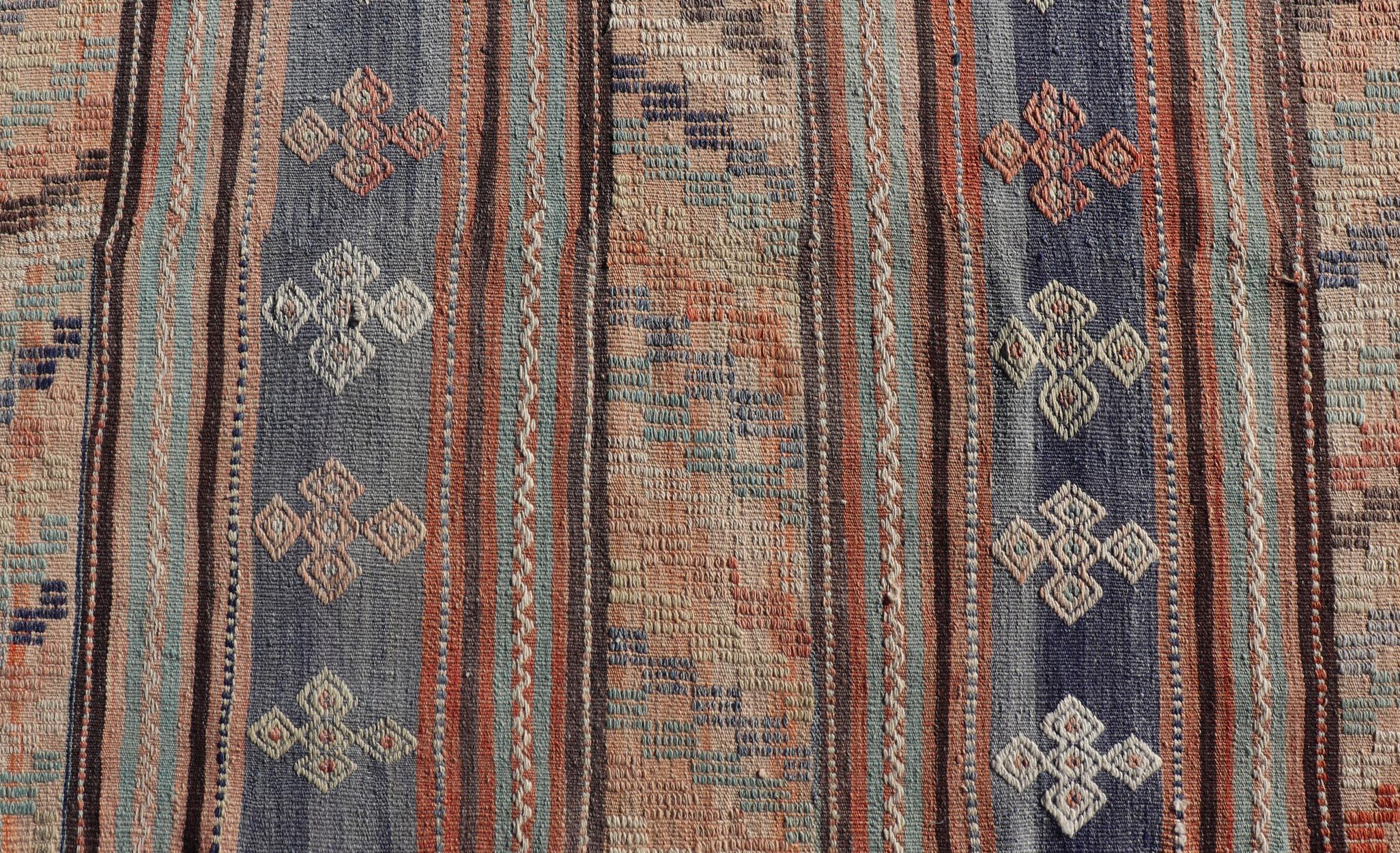 Bunt bestickter Vintage-Kelim-Läufer mit Streifen und geometrischen Motiven im Angebot 1