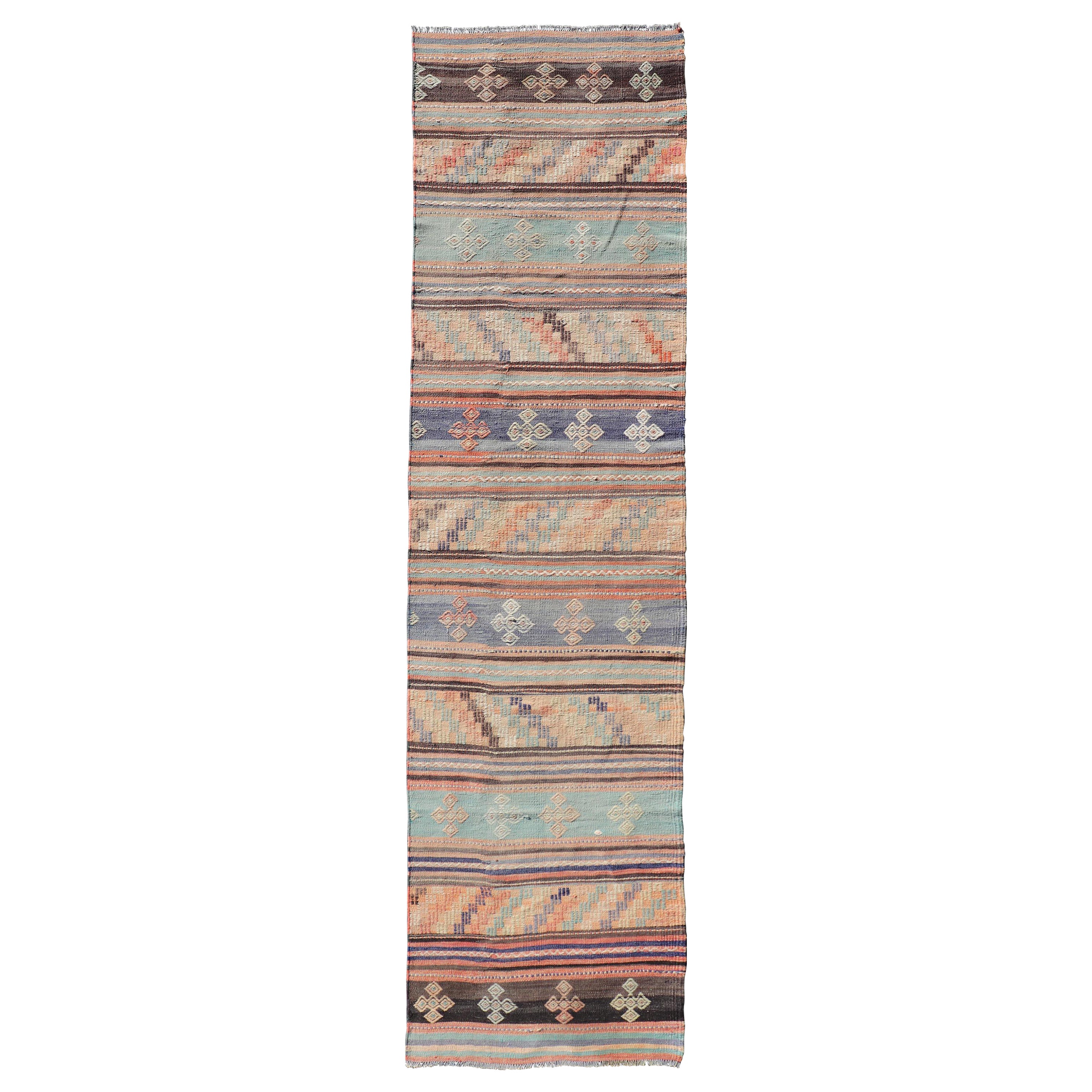 Bunt bestickter Vintage-Kelim-Läufer mit Streifen und geometrischen Motiven