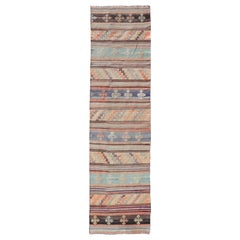 Bunt bestickter Vintage-Kelim-Läufer mit Streifen und geometrischen Motiven