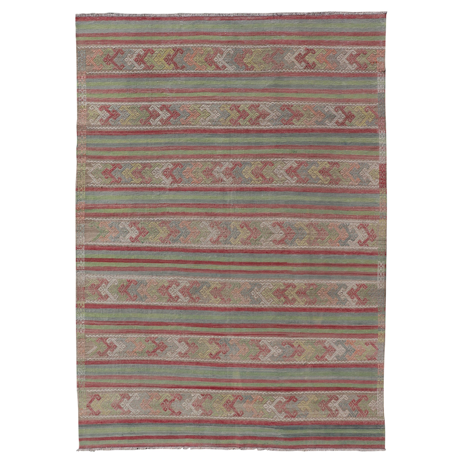 Bunt bestickter Vintage-Kelim mit Streifen und abwechselnden geometrischen Motiven